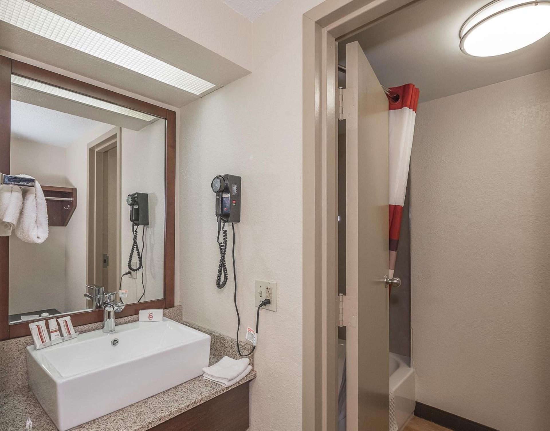 Red Roof Inn Lancaster photo 33