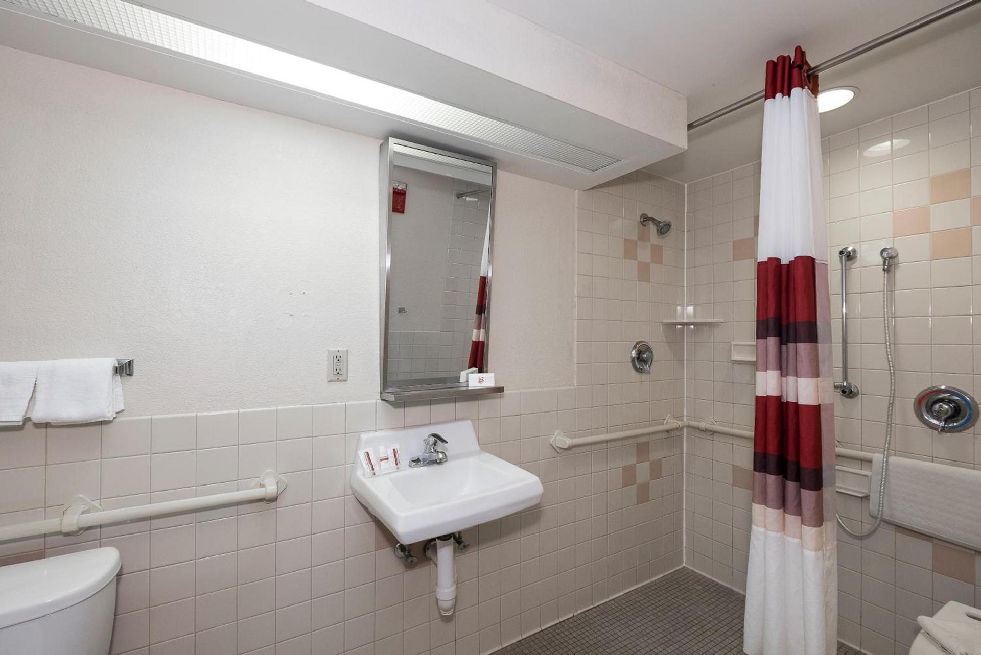 Red Roof Inn Lancaster photo 34