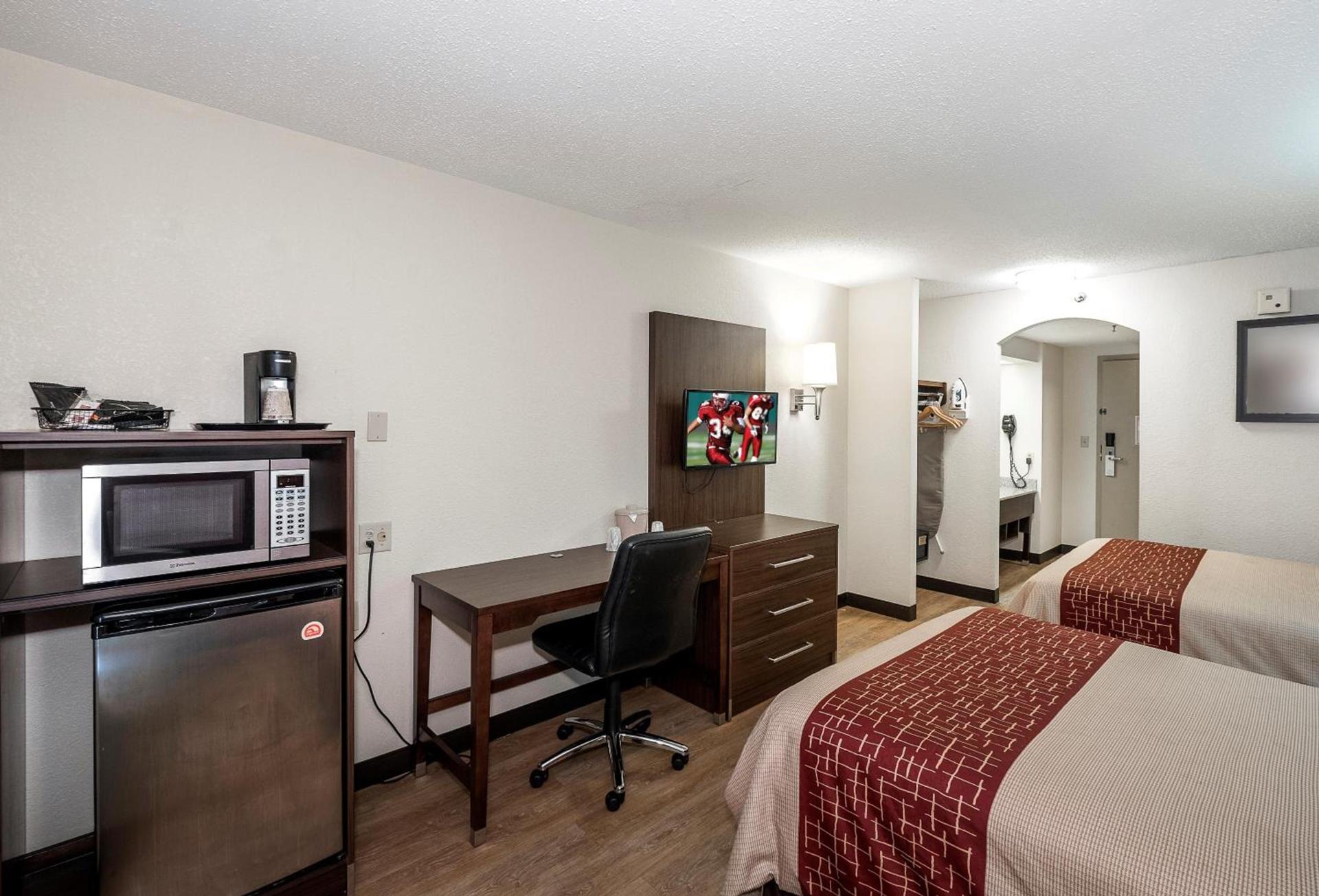 Red Roof Inn Lancaster photo 25