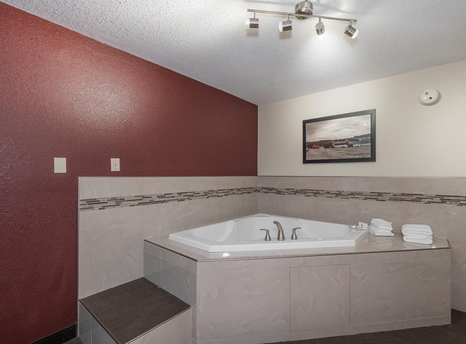 Red Roof Inn Lancaster photo 12