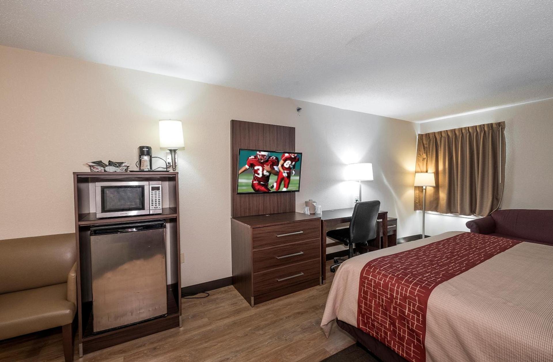 Red Roof Inn Lancaster photo 13