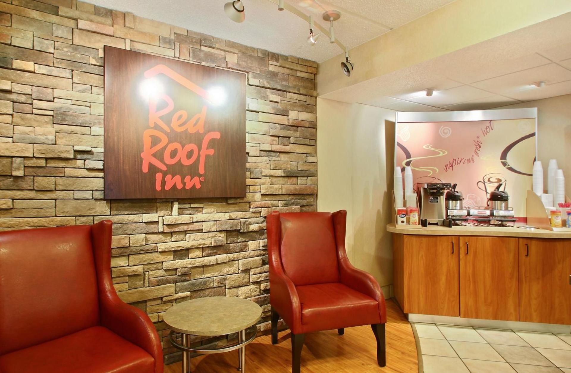 Red Roof Inn Greensboro Coliseum photo 5
