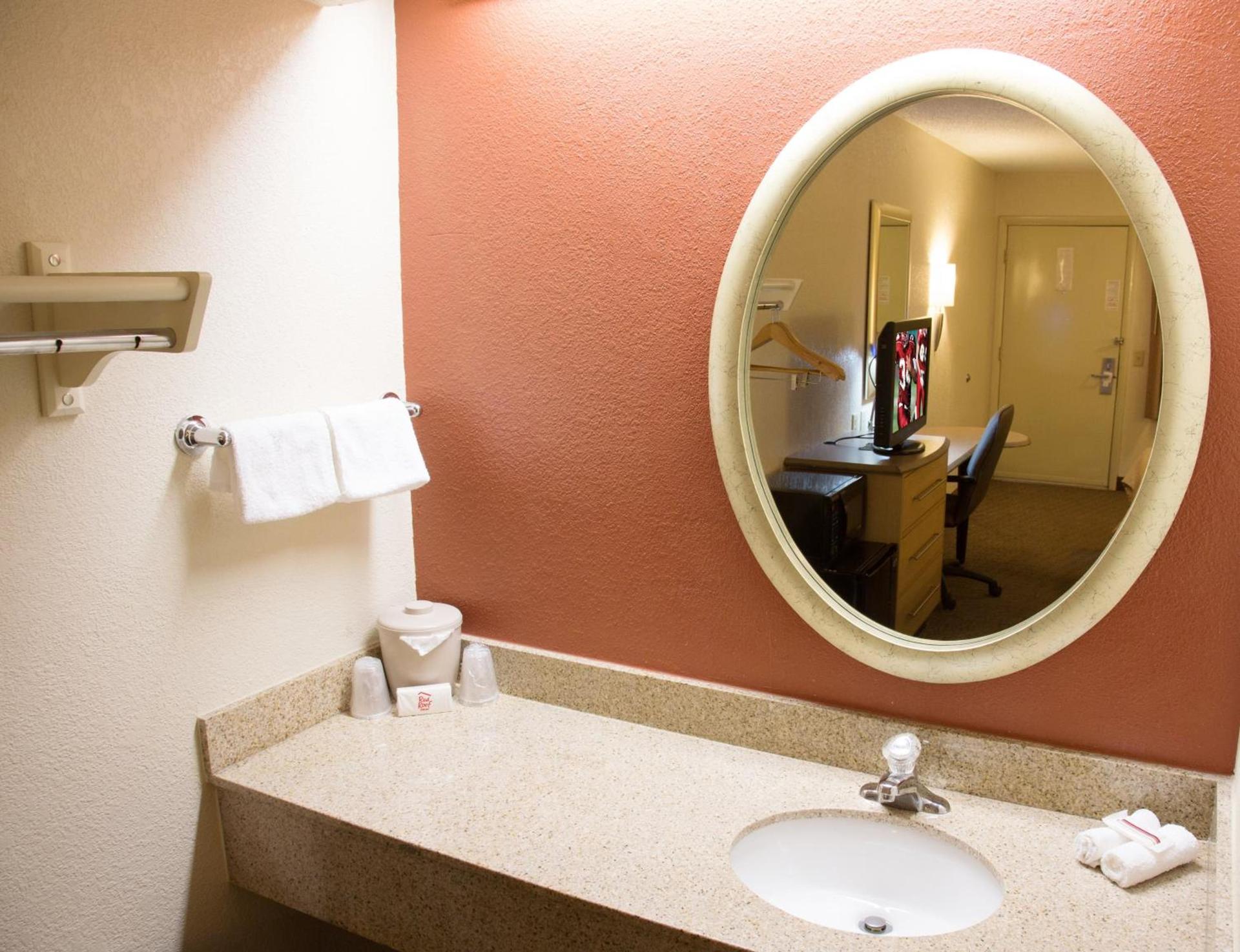 Red Roof Inn Greensboro Coliseum photo 22