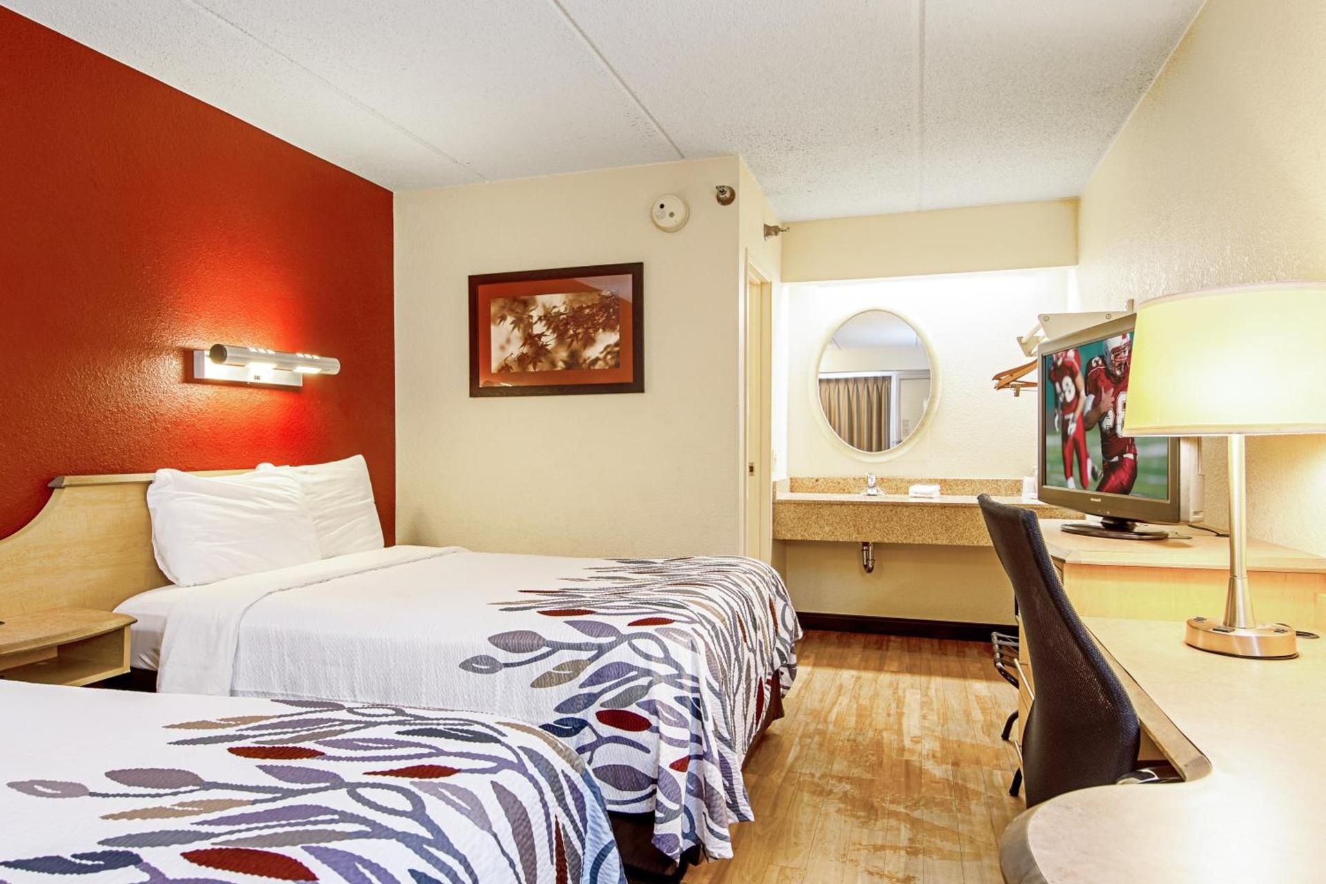 Red Roof Inn Greensboro Coliseum photo 12