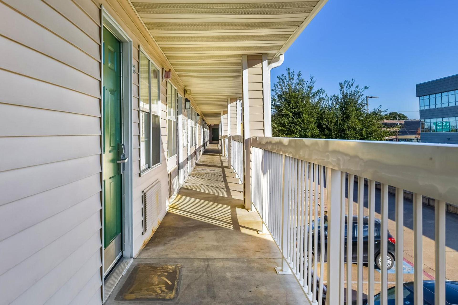 HomeTowne Studios by Red Roof Dallas - North Addison - Tollway photo 6