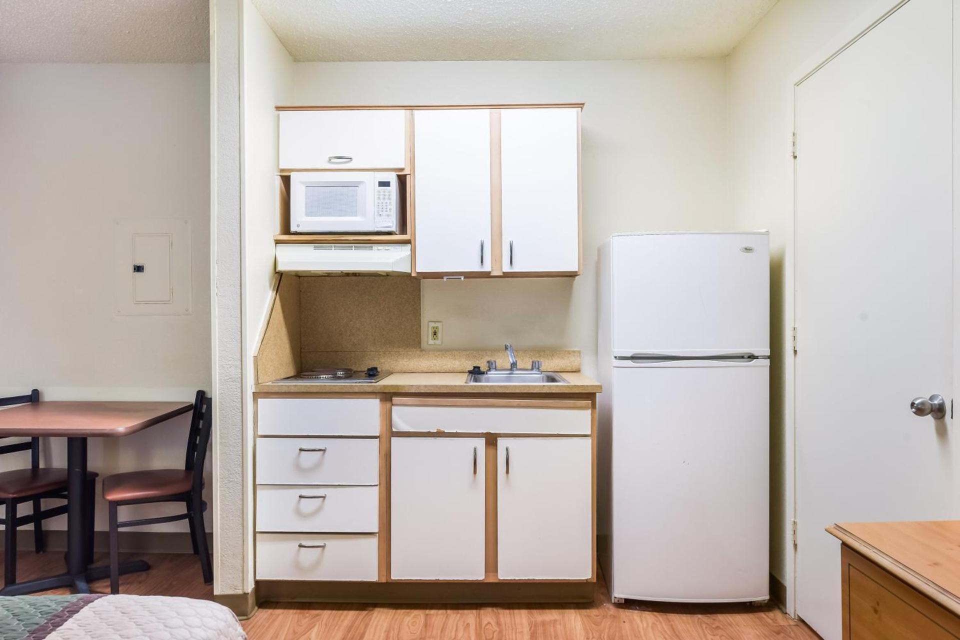 HomeTowne Studios by Red Roof Dallas - North Addison - Tollway photo 18