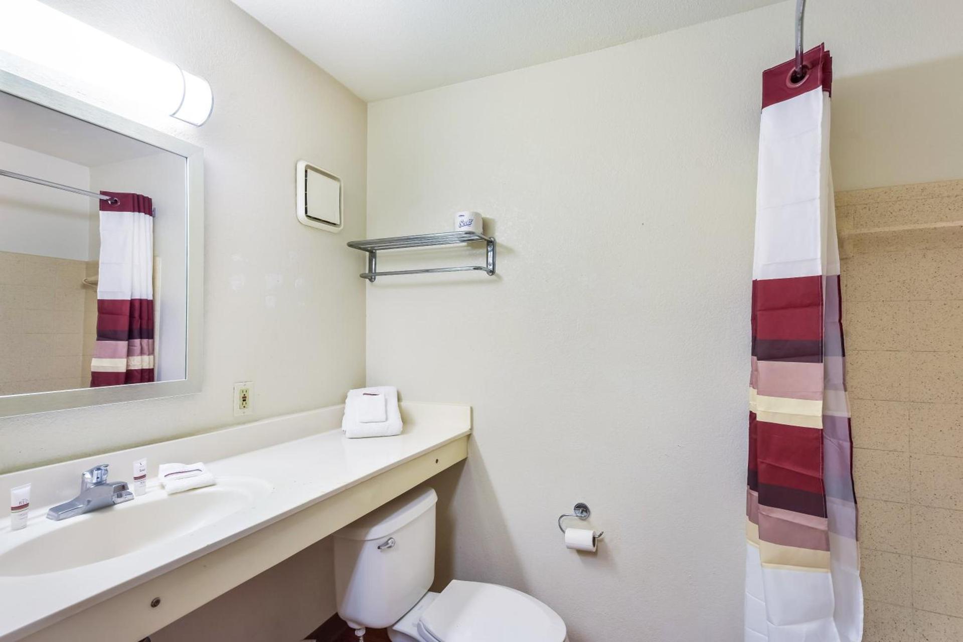 HomeTowne Studios by Red Roof Dallas - North Addison - Tollway photo 23