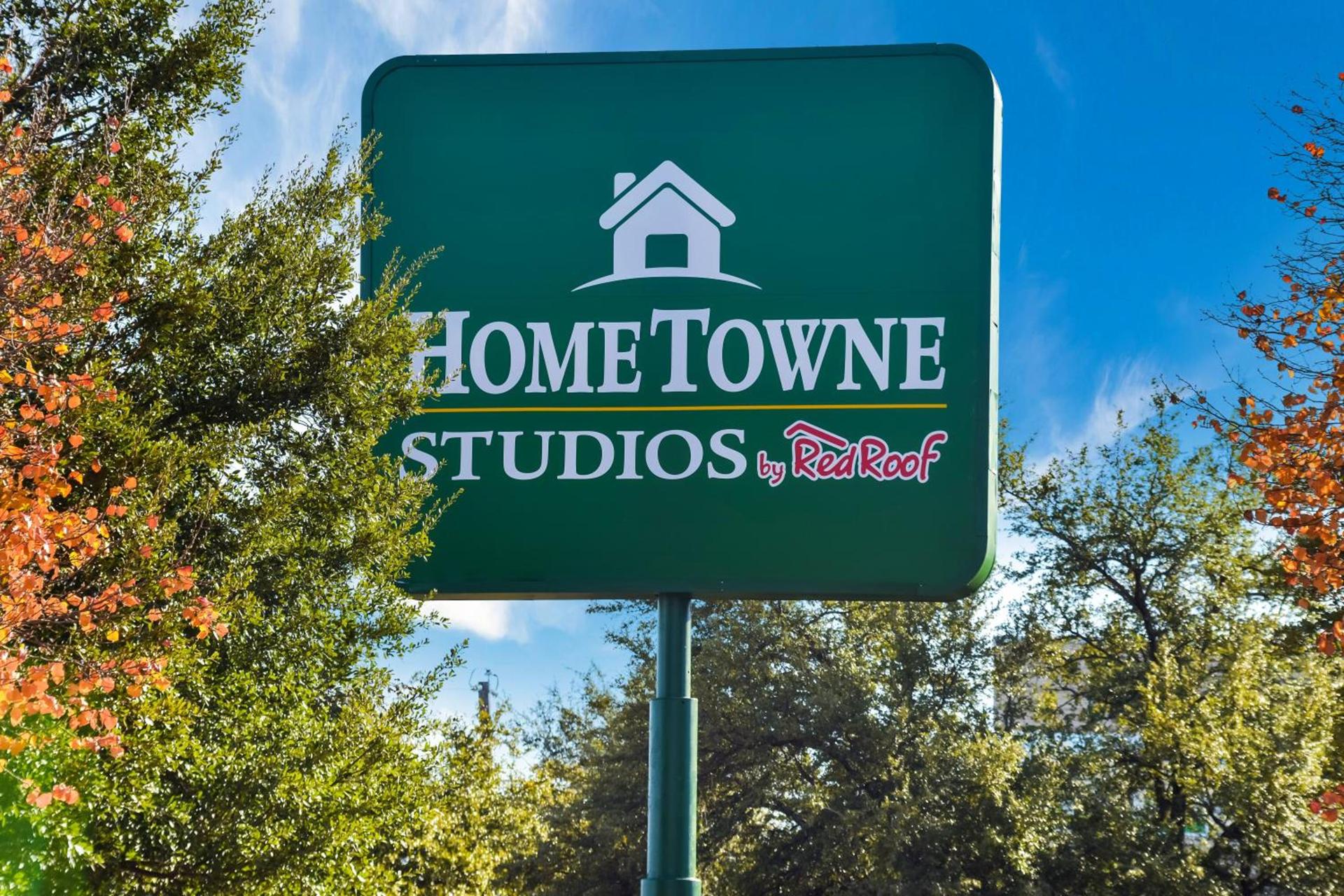 HomeTowne Studios by Red Roof Dallas - North Addison - Tollway photo 5