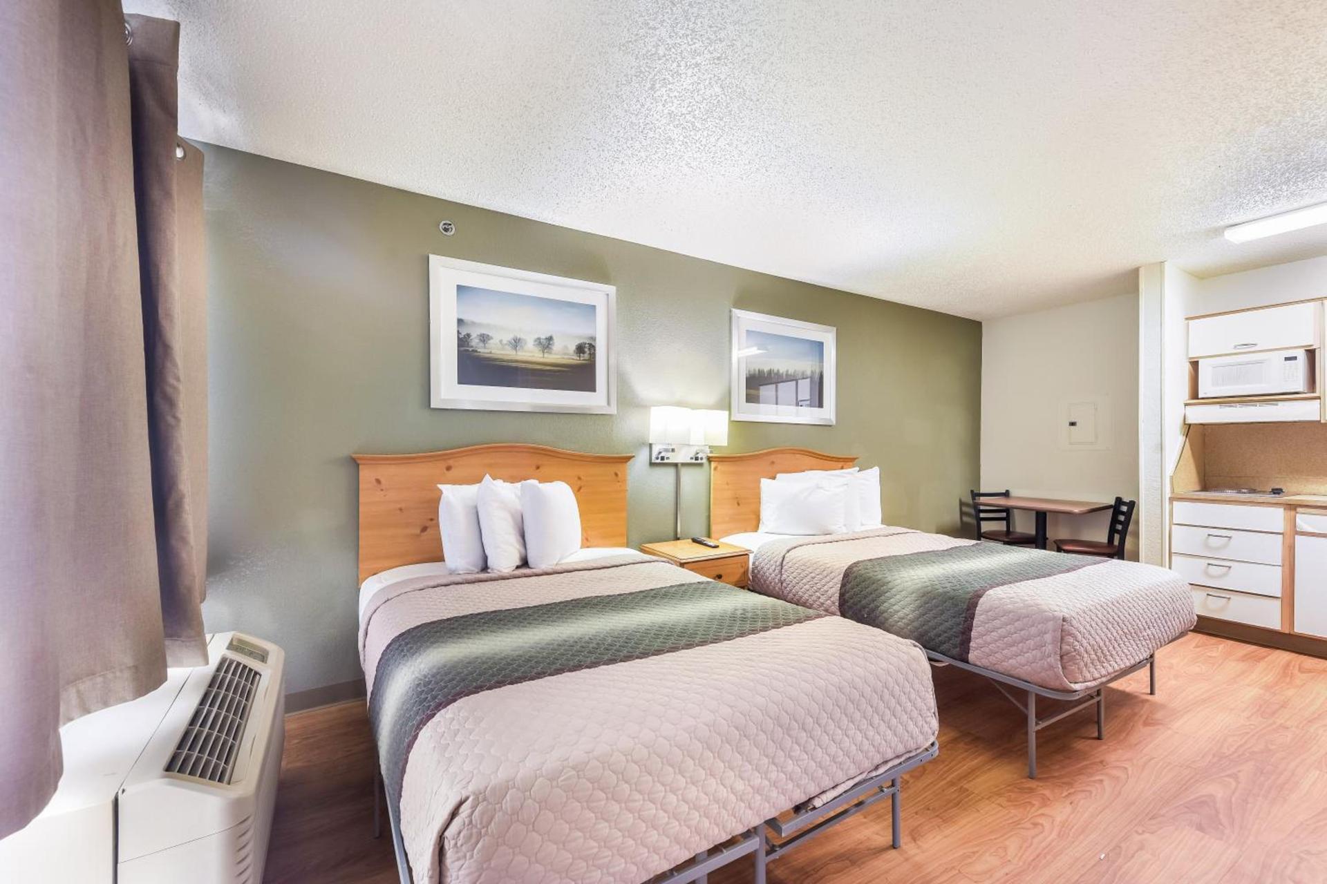 HomeTowne Studios by Red Roof Dallas - North Addison - Tollway photo 17