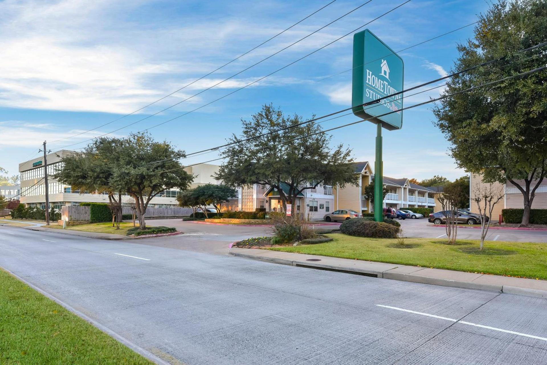 HomeTowne Studios by Red Roof Dallas - North Addison - Tollway photo 7