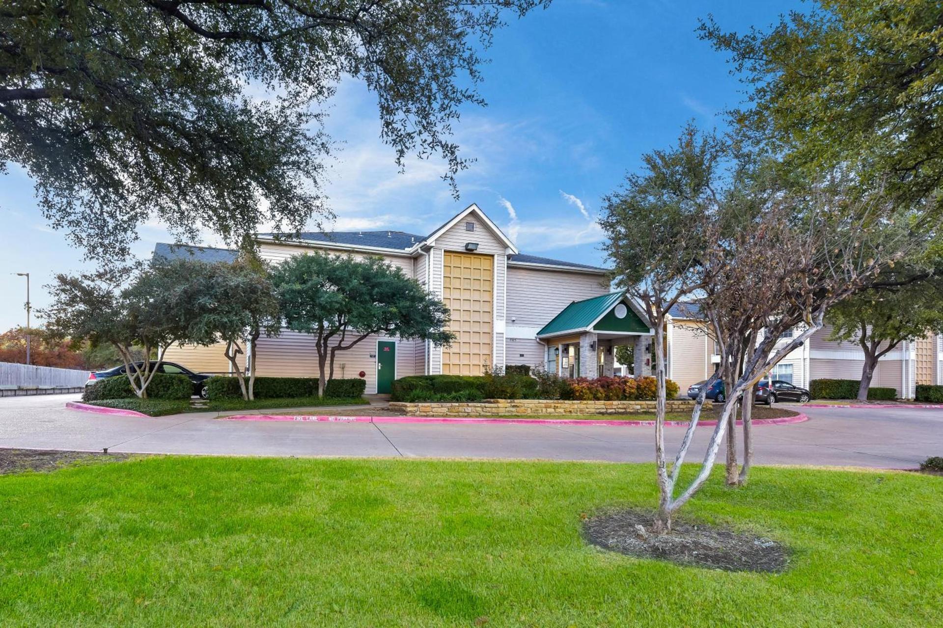 HomeTowne Studios by Red Roof Dallas - North Addison - Tollway photo 3