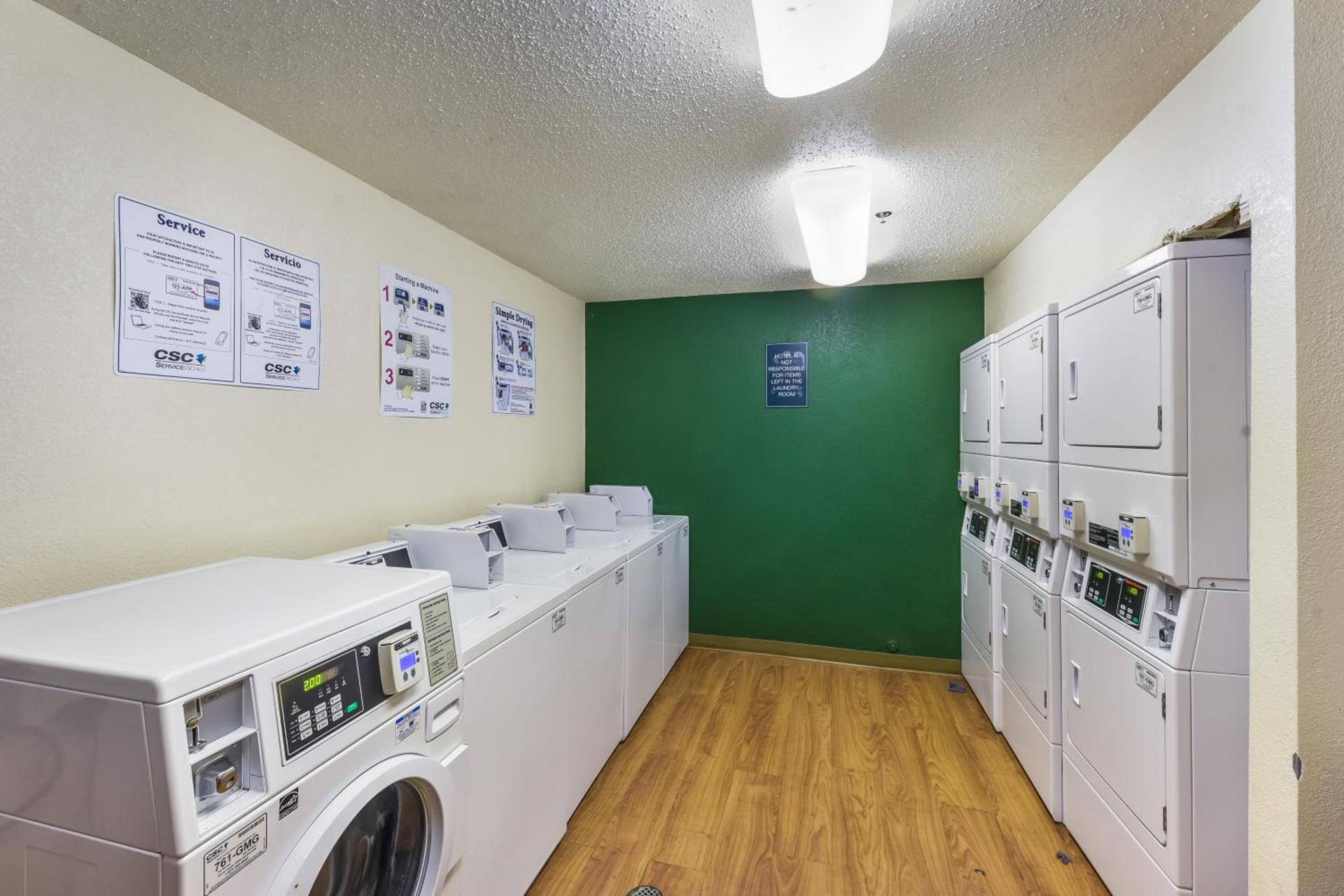 HomeTowne Studios by Red Roof Dallas - North Addison - Tollway photo 15