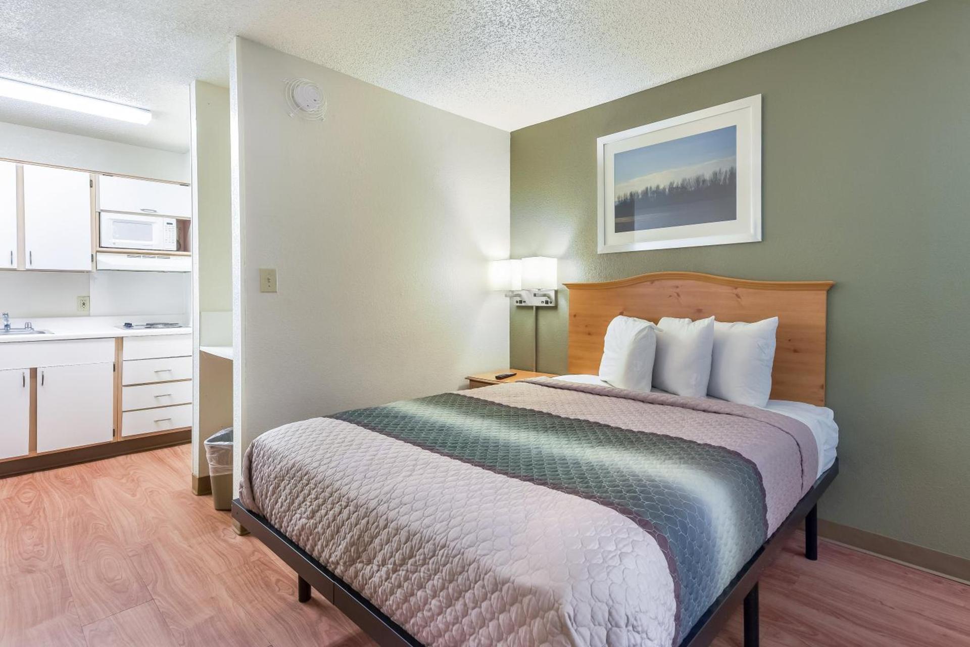 HomeTowne Studios by Red Roof Dallas - North Addison - Tollway photo 19
