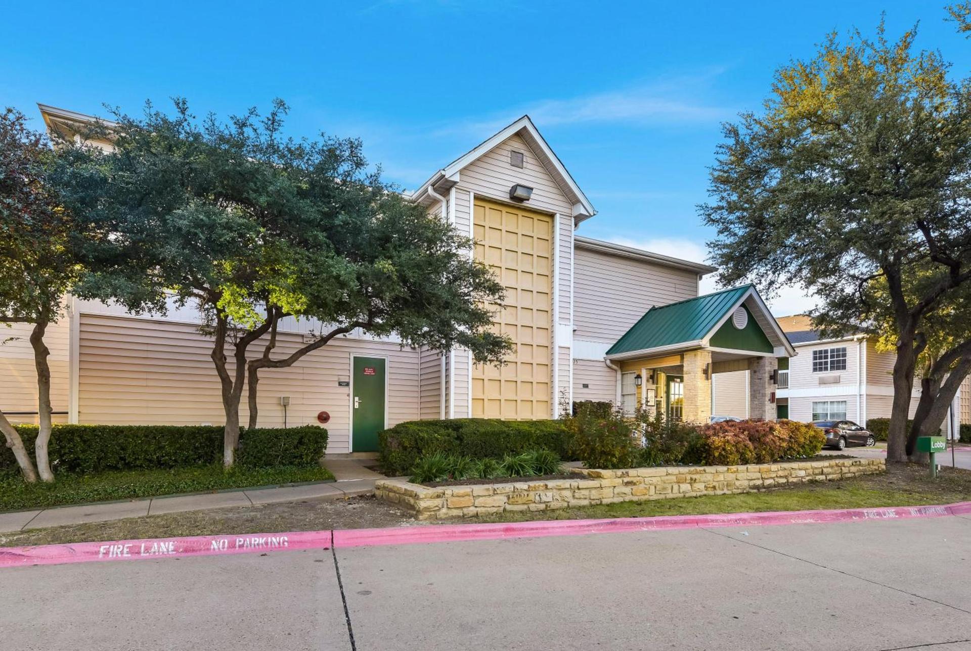 HomeTowne Studios by Red Roof Dallas - North Addison - Tollway photo 2