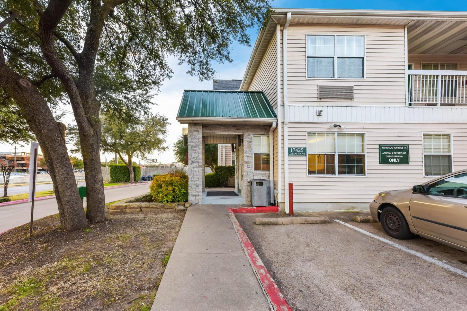 HomeTowne Studios by Red Roof Dallas - North Addison - Tollway photo 1