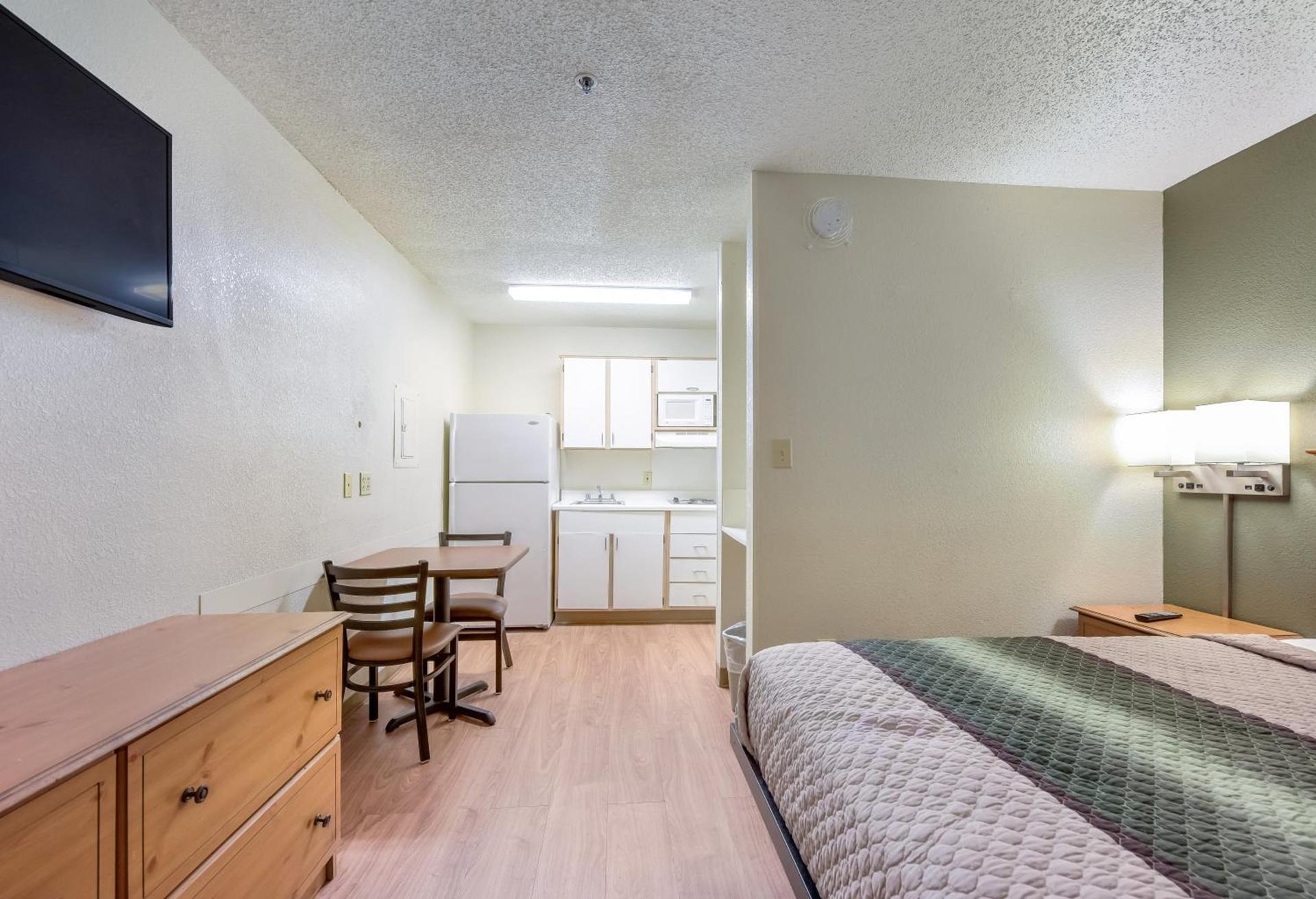 HomeTowne Studios by Red Roof Dallas - North Addison - Tollway photo 21