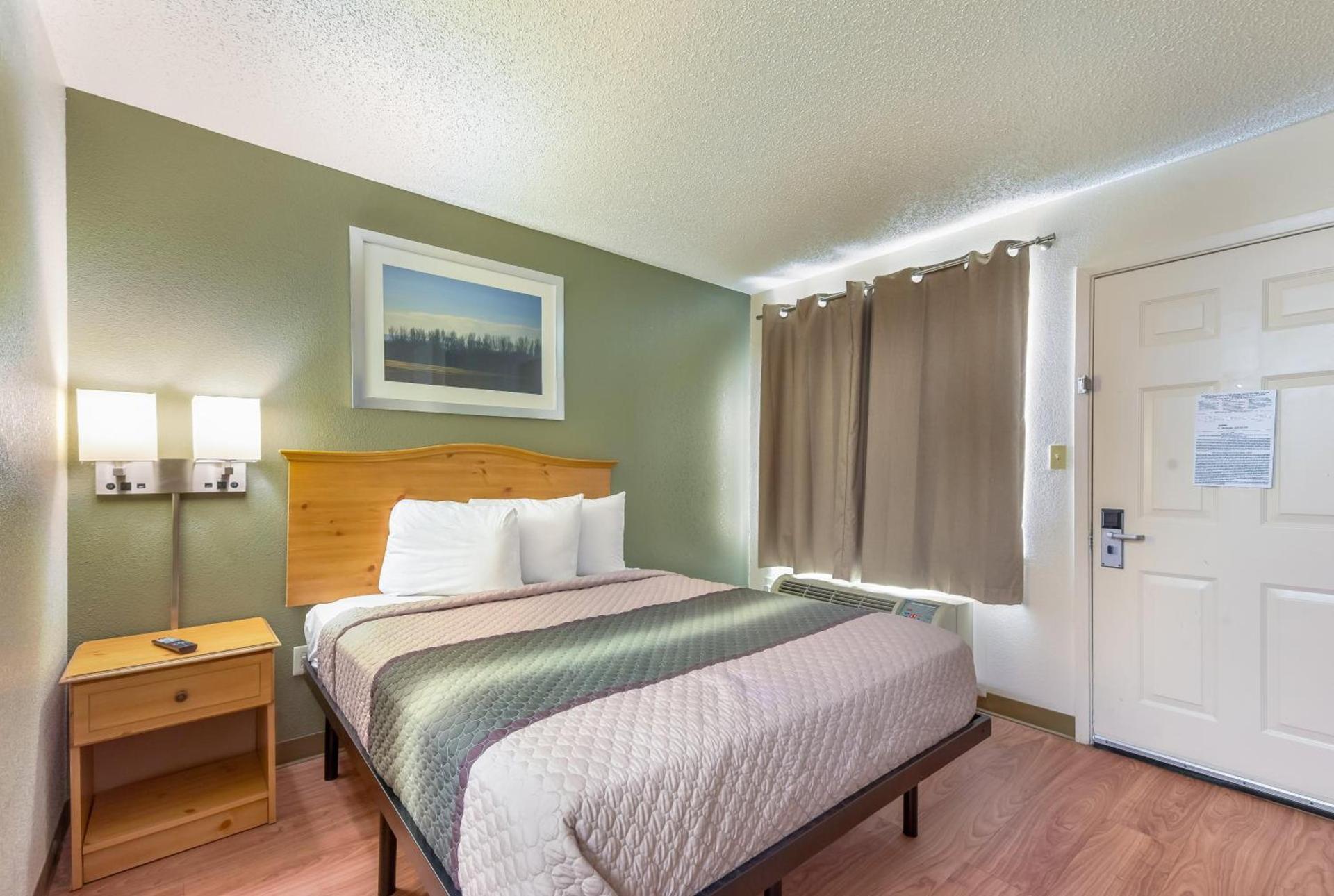 HomeTowne Studios by Red Roof Dallas - North Addison - Tollway photo 20