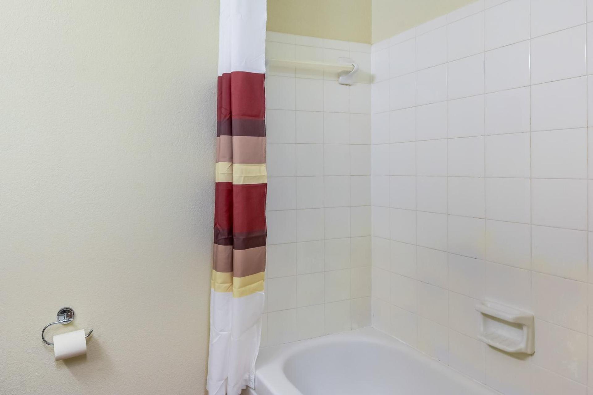 HomeTowne Studios by Red Roof Dallas - North Addison - Tollway photo 24
