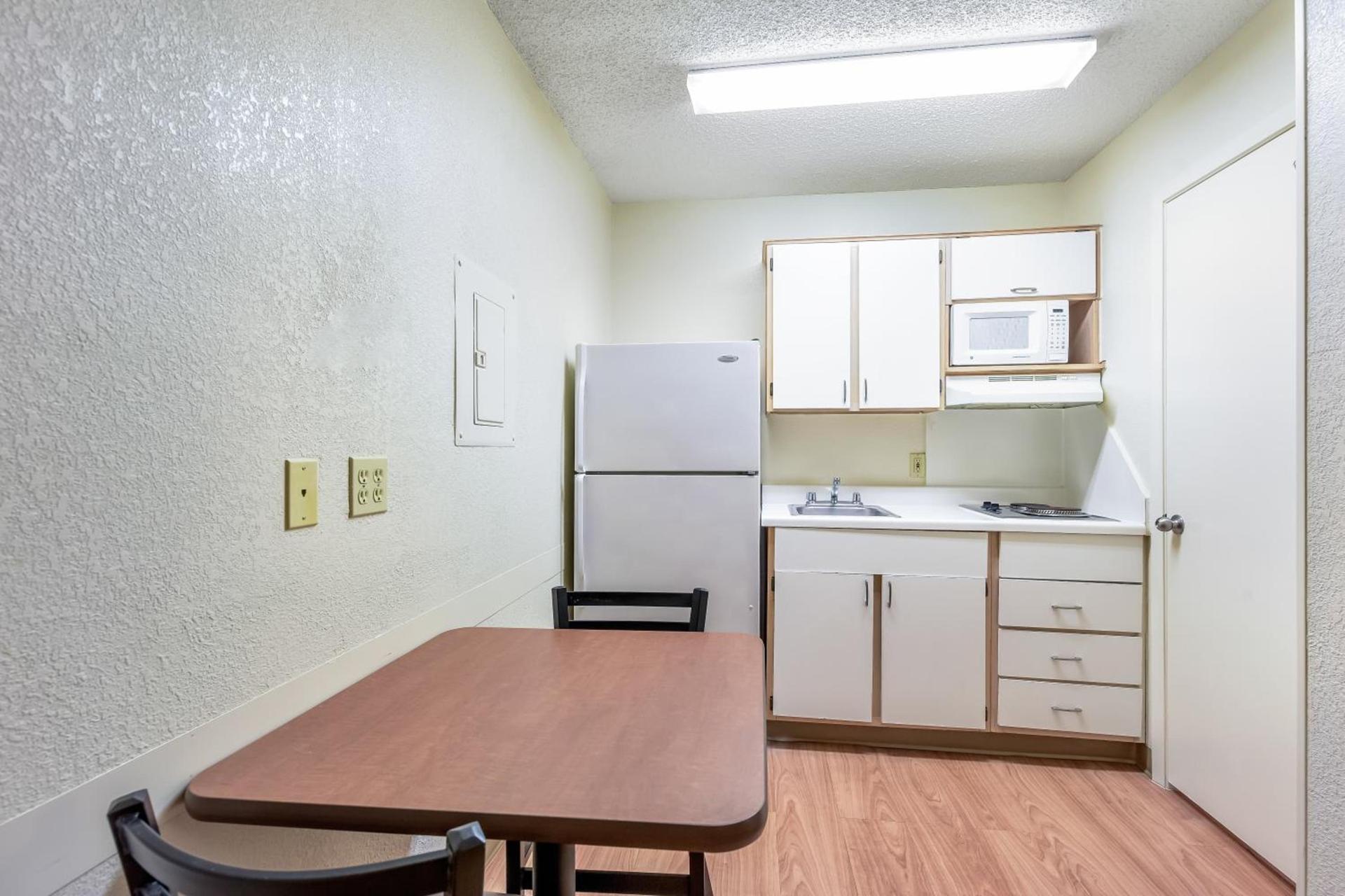 HomeTowne Studios by Red Roof Dallas - North Addison - Tollway photo 22