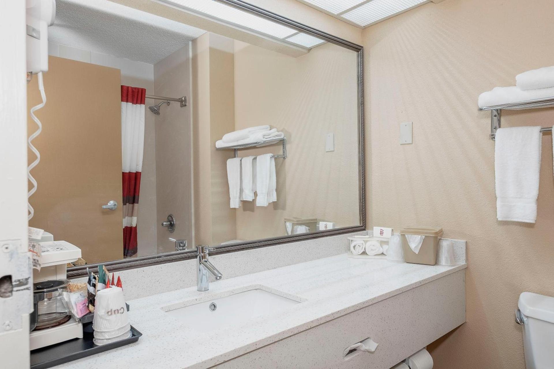 Red Roof Inn & Suites Macon photo 39