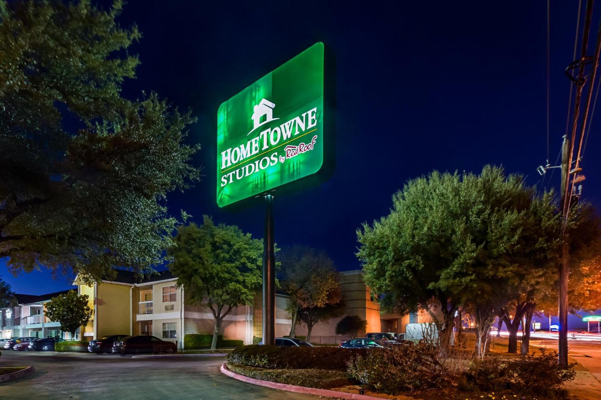 HomeTowne Studios by Red Roof Dallas - North Addison - Tollway photo 10