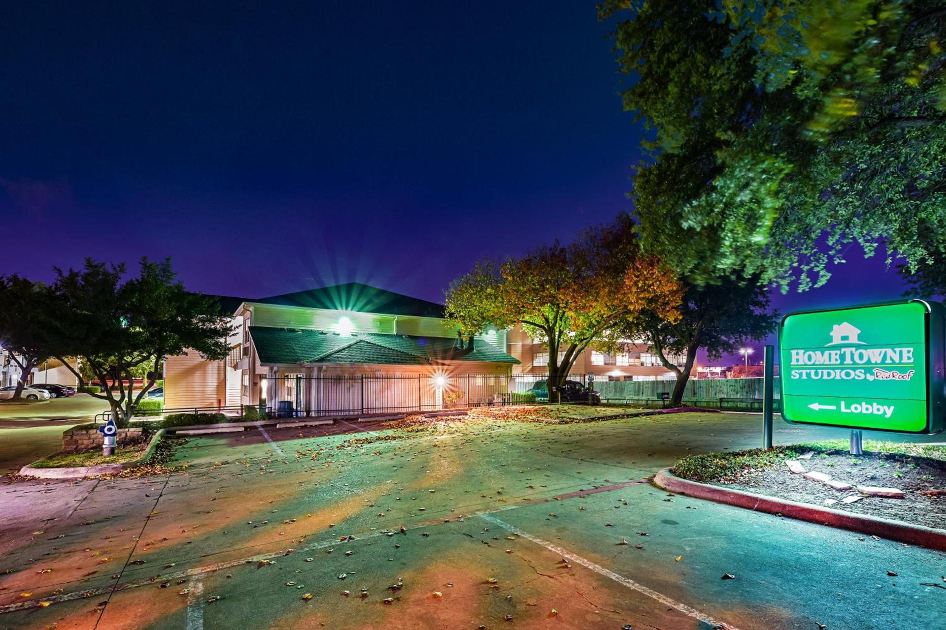 HomeTowne Studios by Red Roof Dallas - North Addison - Tollway photo 12