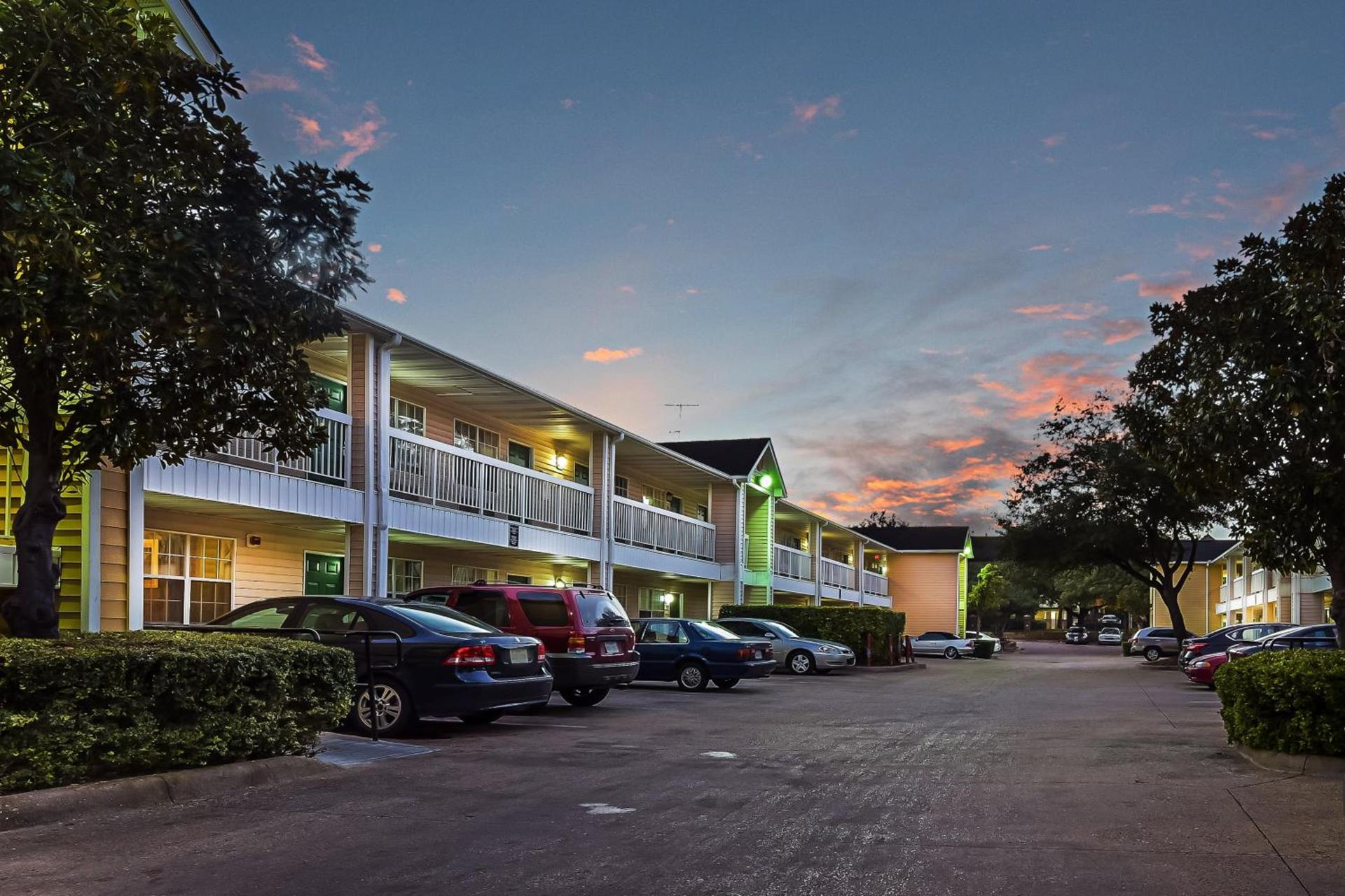 HomeTowne Studios by Red Roof Dallas - North Addison - Tollway photo 9