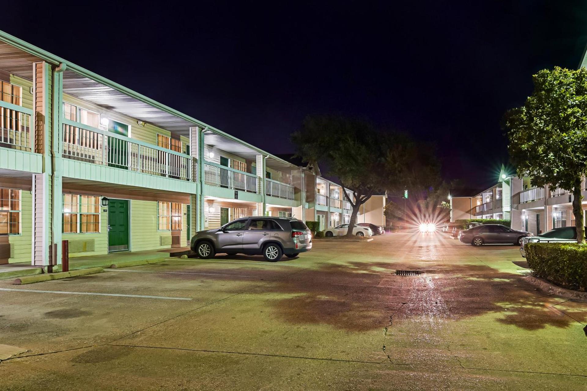 HomeTowne Studios by Red Roof Dallas - North Addison - Tollway photo 11
