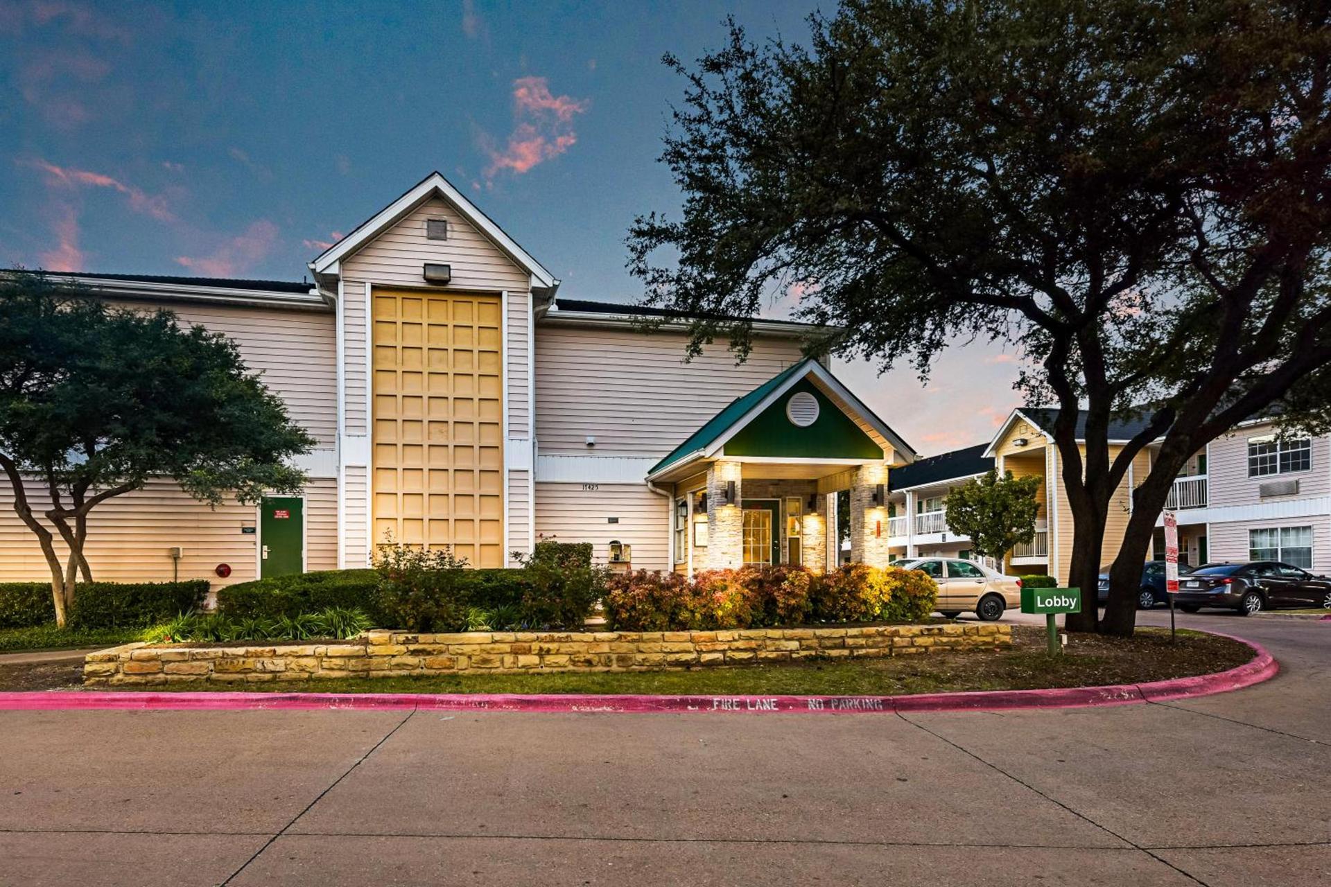 HomeTowne Studios by Red Roof Dallas - North Addison - Tollway photo 8