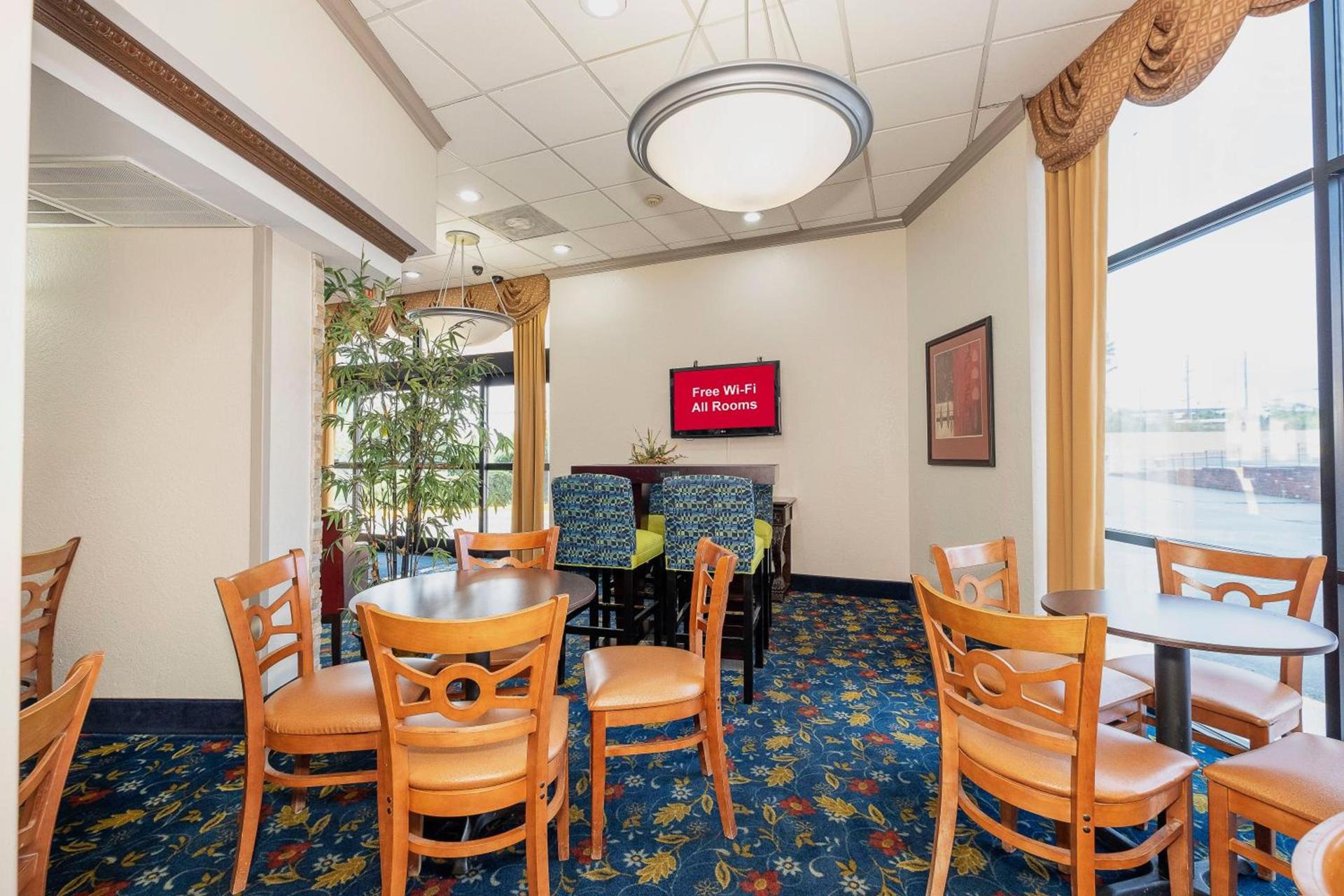 Red Roof Inn & Suites Macon photo 11