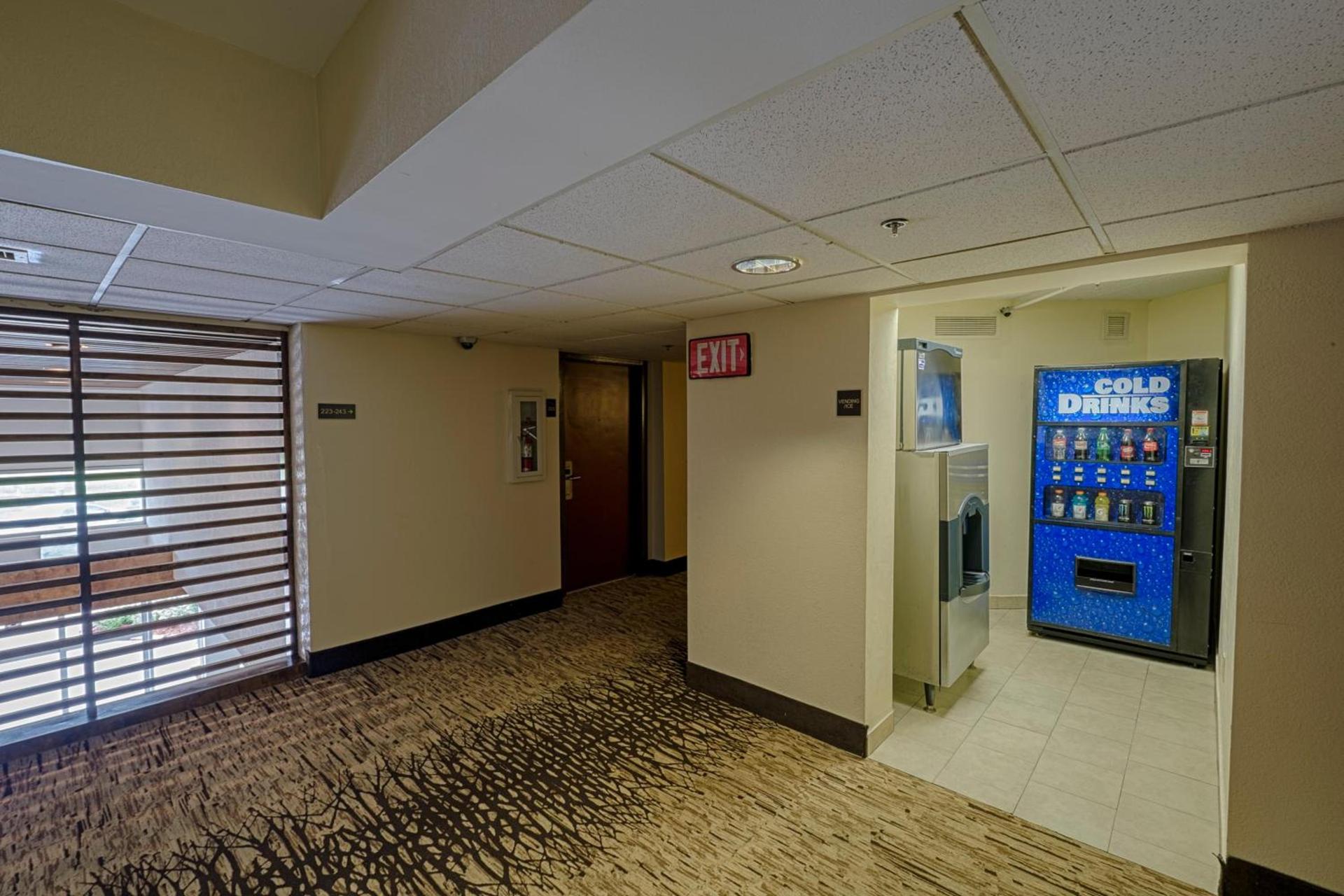 Red Roof Inn PLUS+ Houston - Energy Corridor photo 12