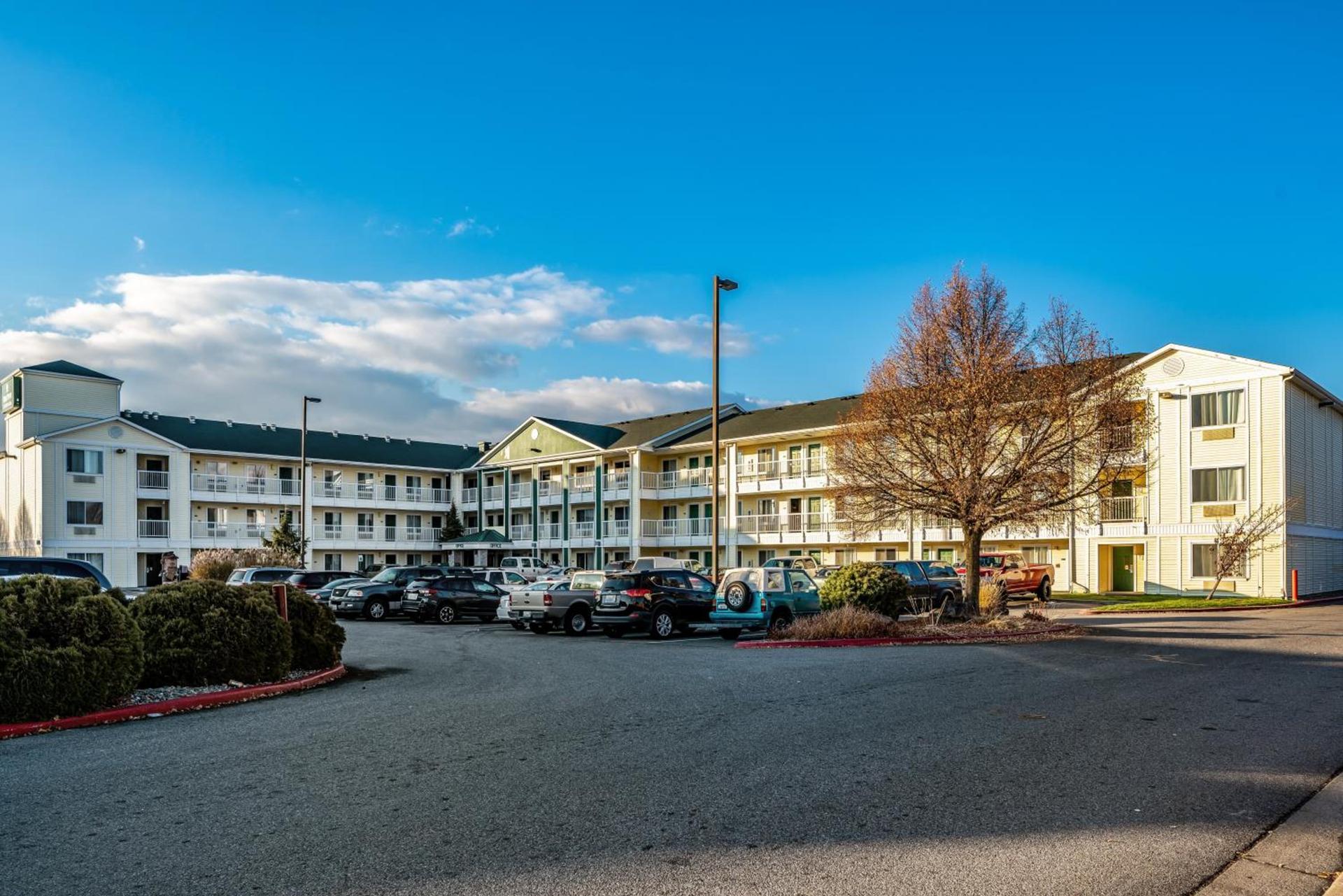 HomeTowne Studios by Red Roof Spokane - Valley photo 2