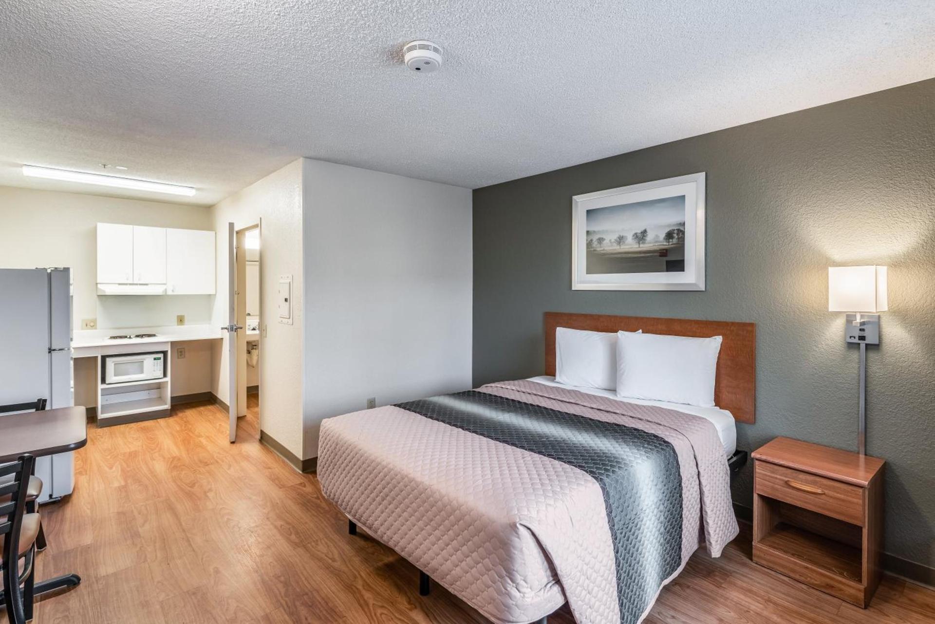 HomeTowne Studios by Red Roof Spokane - Valley photo 18