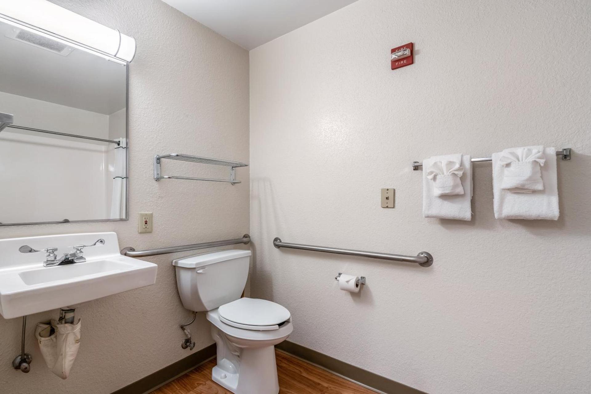 HomeTowne Studios by Red Roof Spokane - Valley photo 21