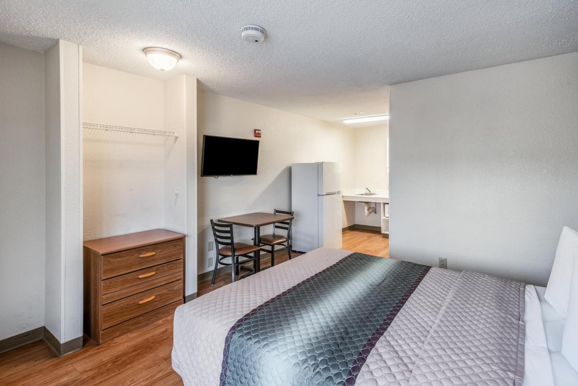 HomeTowne Studios by Red Roof Spokane - Valley photo 19