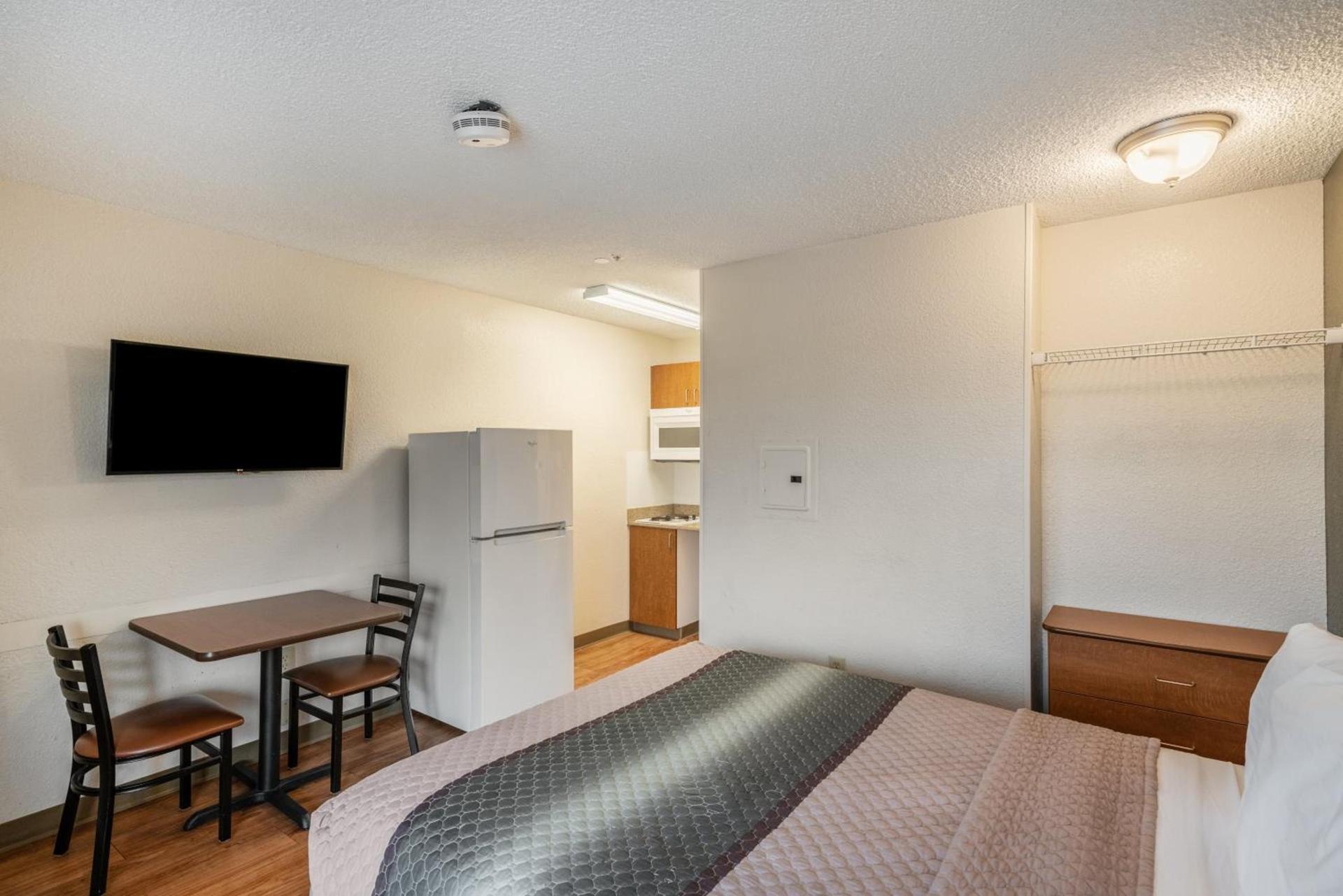 HomeTowne Studios by Red Roof Spokane - Valley photo 15