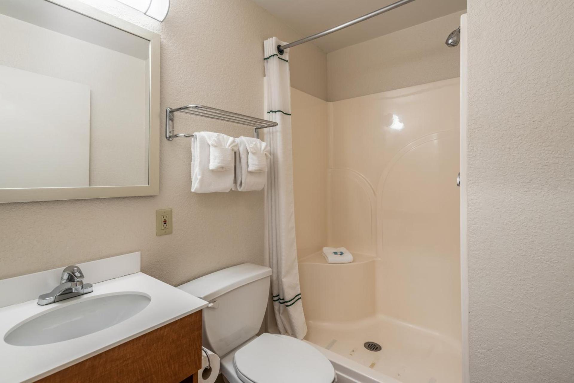 HomeTowne Studios by Red Roof Spokane - Valley photo 22