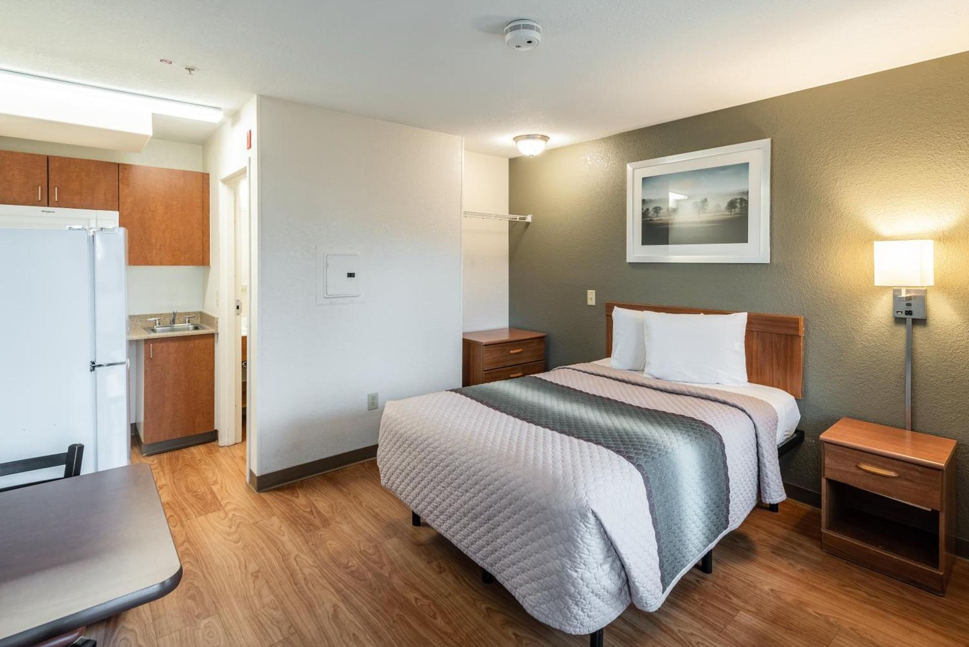 HomeTowne Studios by Red Roof Spokane - Valley photo 17