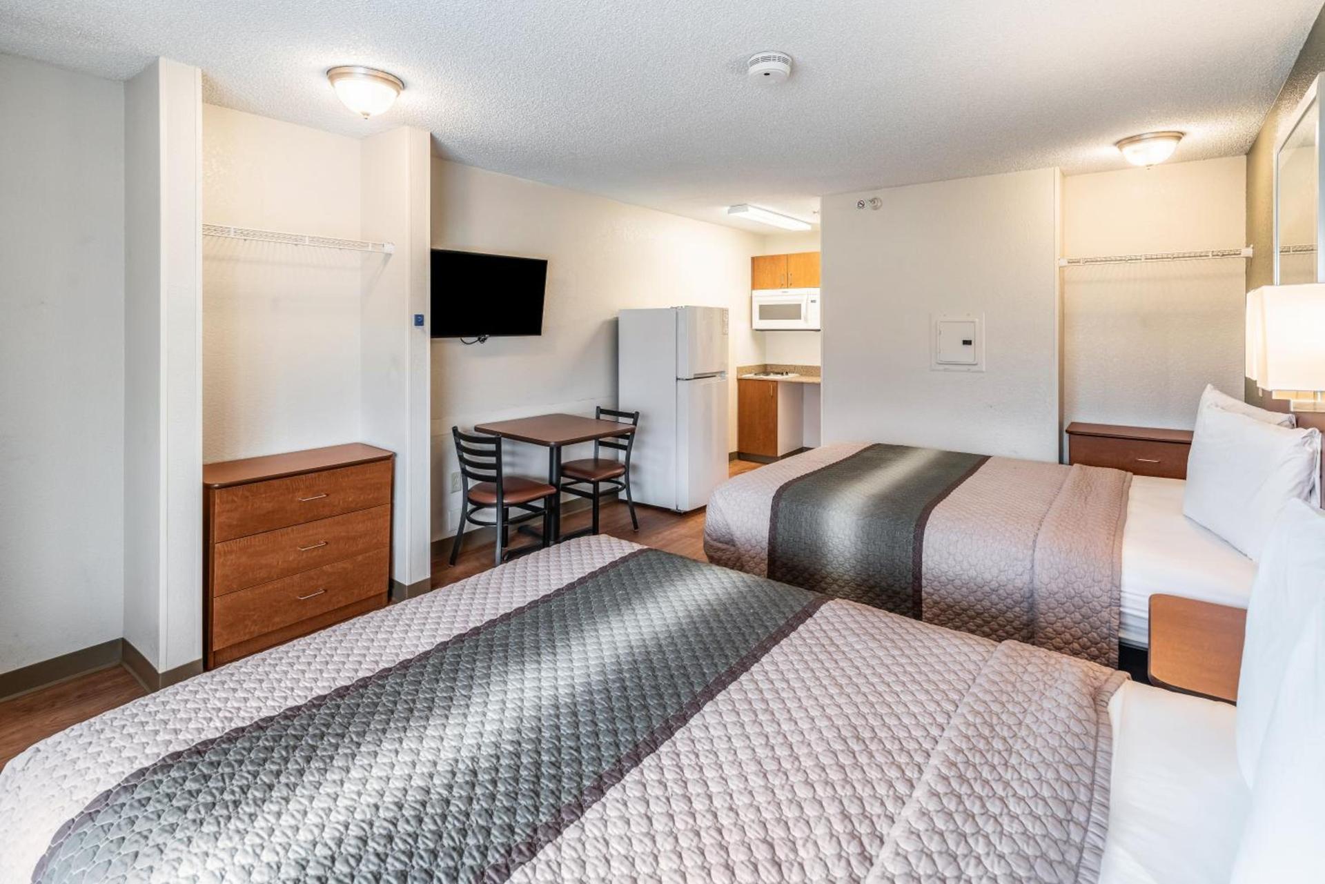 HomeTowne Studios by Red Roof Spokane - Valley photo 13