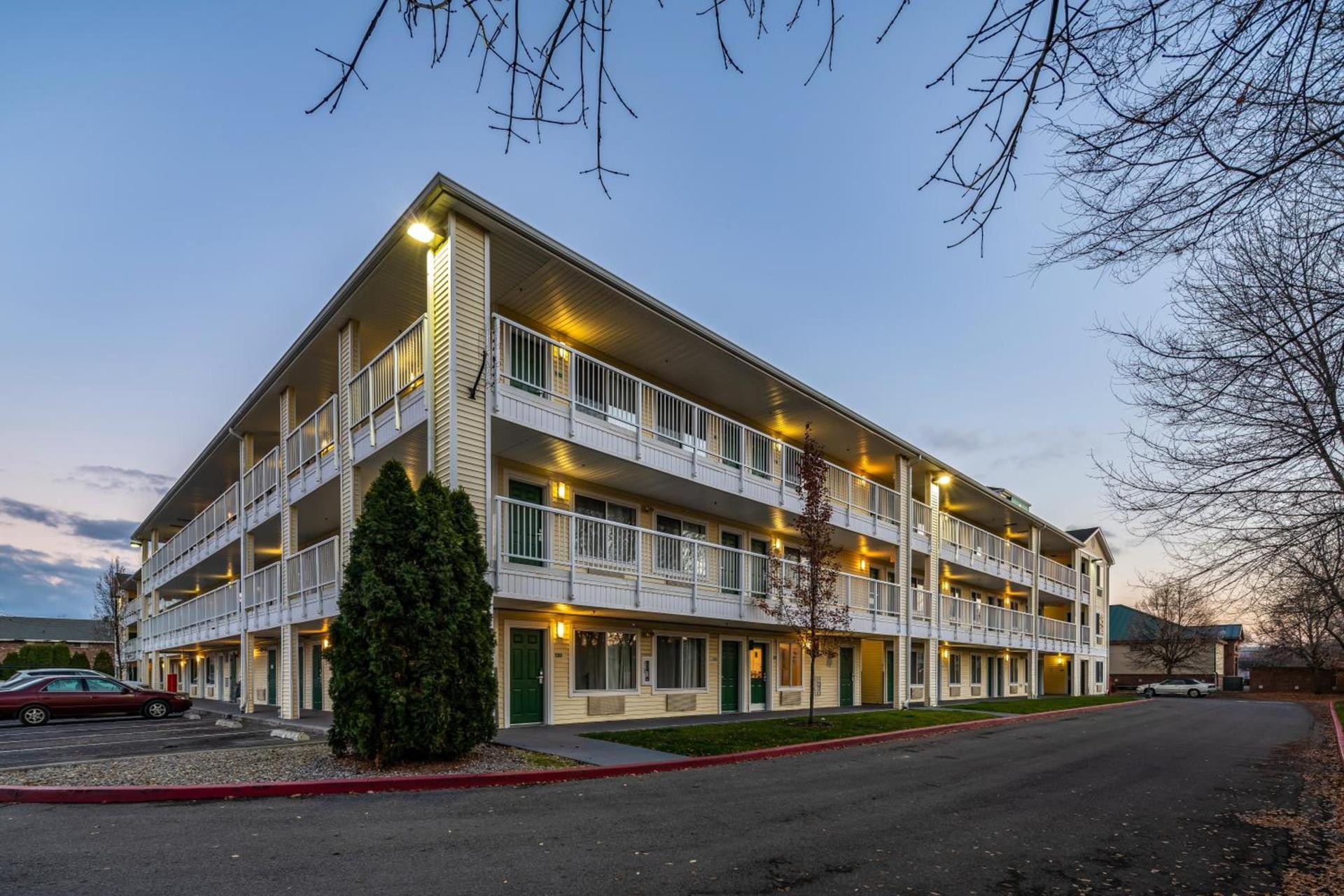 HomeTowne Studios by Red Roof Spokane - Valley photo 8