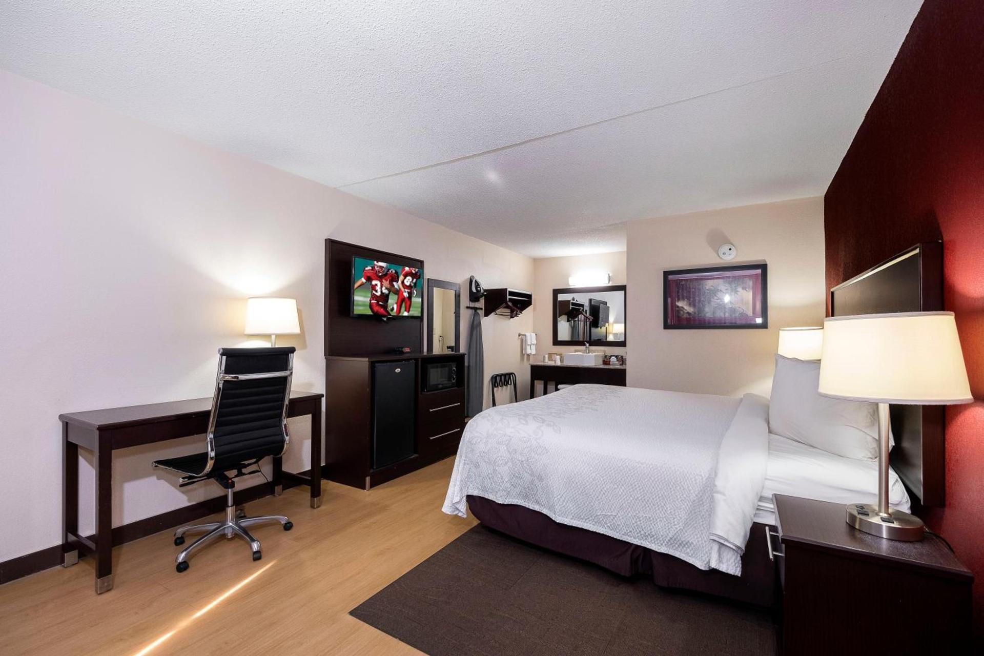 Red Roof Inn PLUS+ Huntsville – Madison photo 28