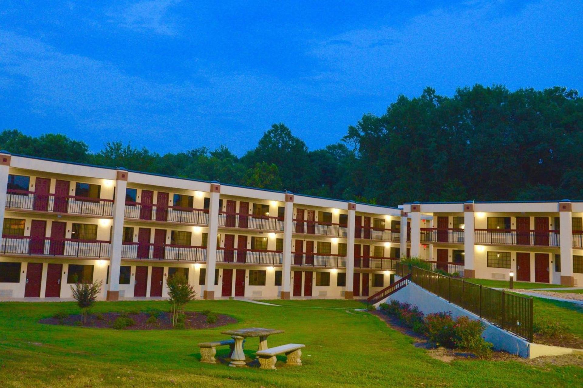 Red Roof Inn & Suites Commerce - Athens photo 8