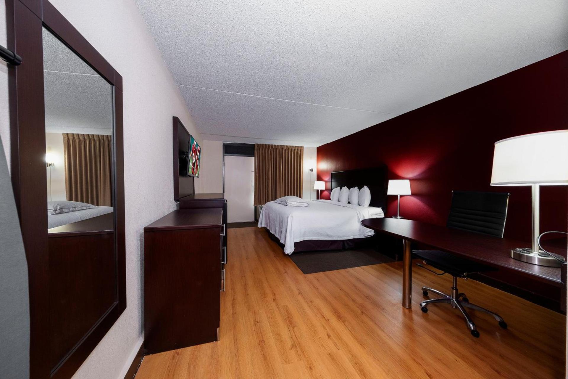 Red Roof Inn PLUS+ Huntsville – Madison photo 11