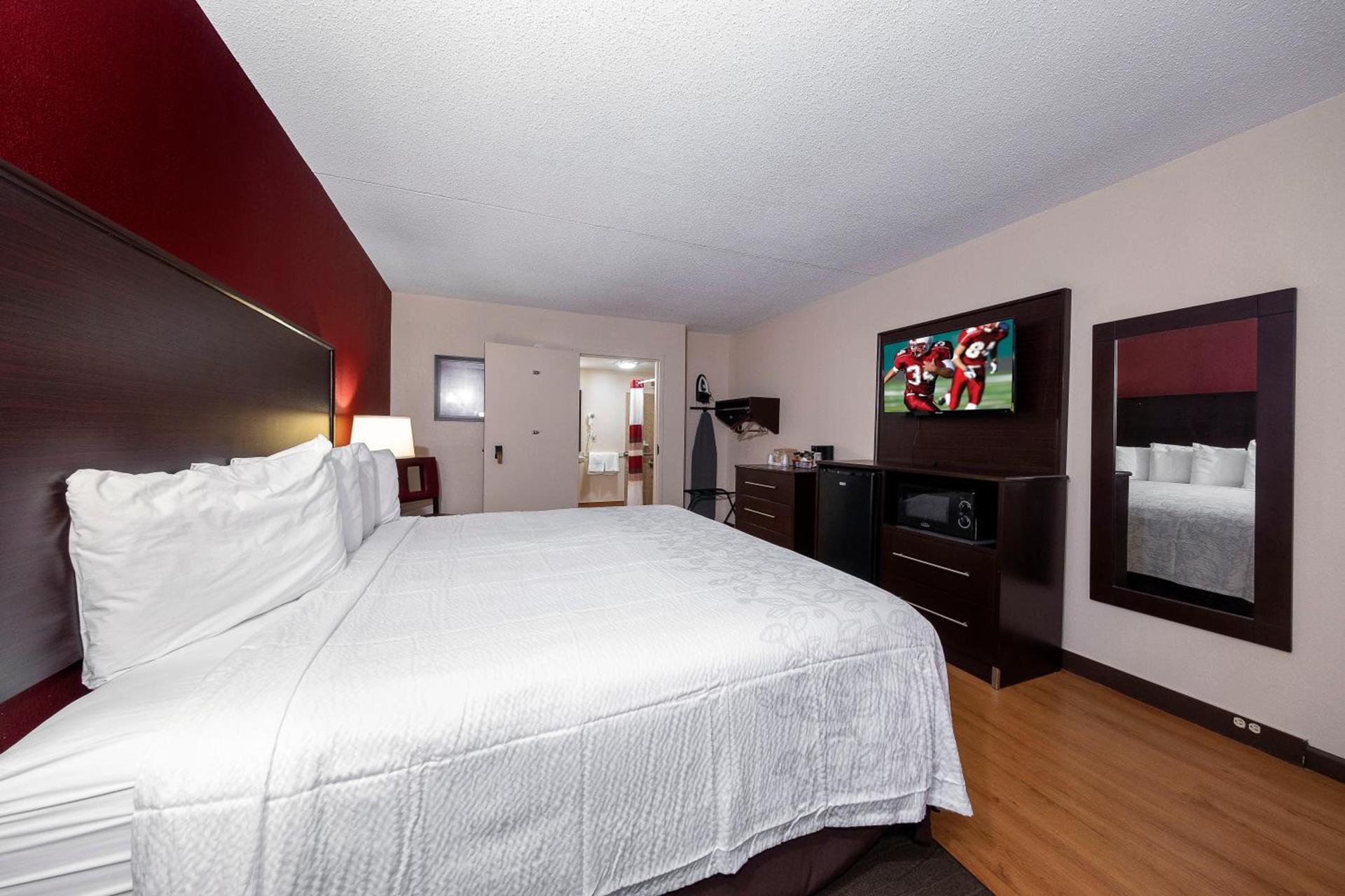 Red Roof Inn PLUS+ Huntsville – Madison photo 30