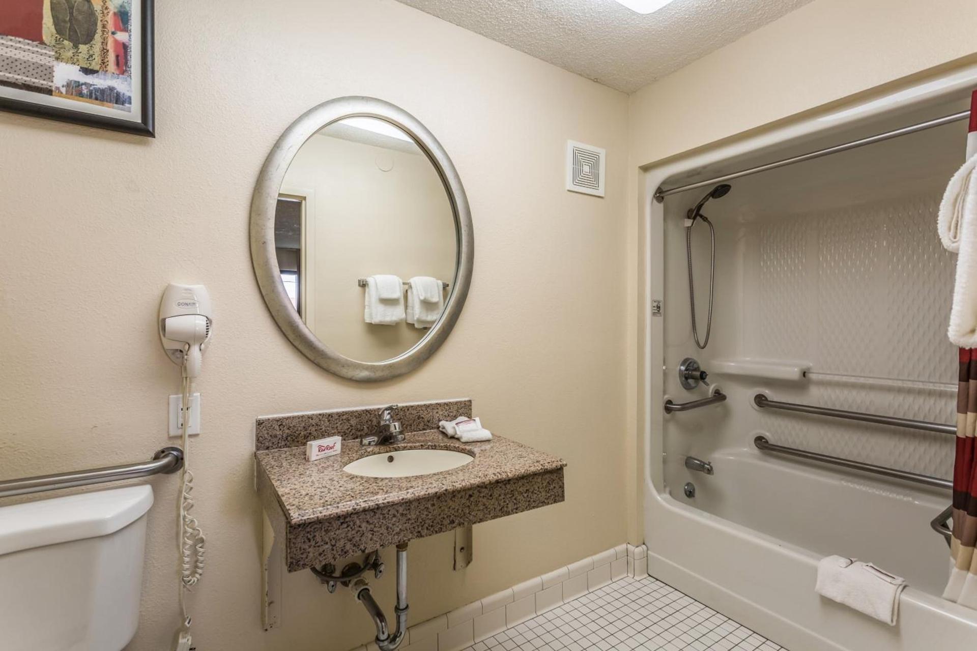 Red Roof Inn Bowling Green photo 35