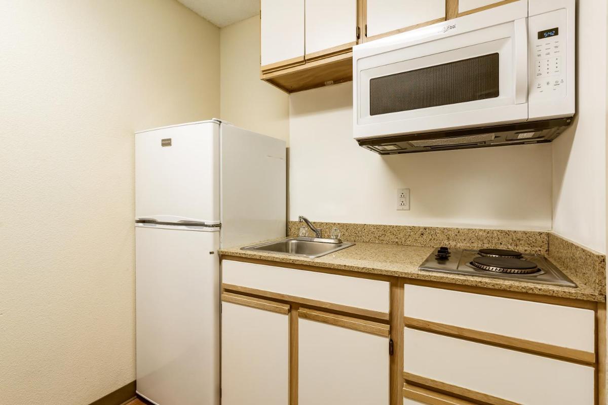 HomeTowne Studios by Red Roof Salt Lake City - Mid Valley photo 11