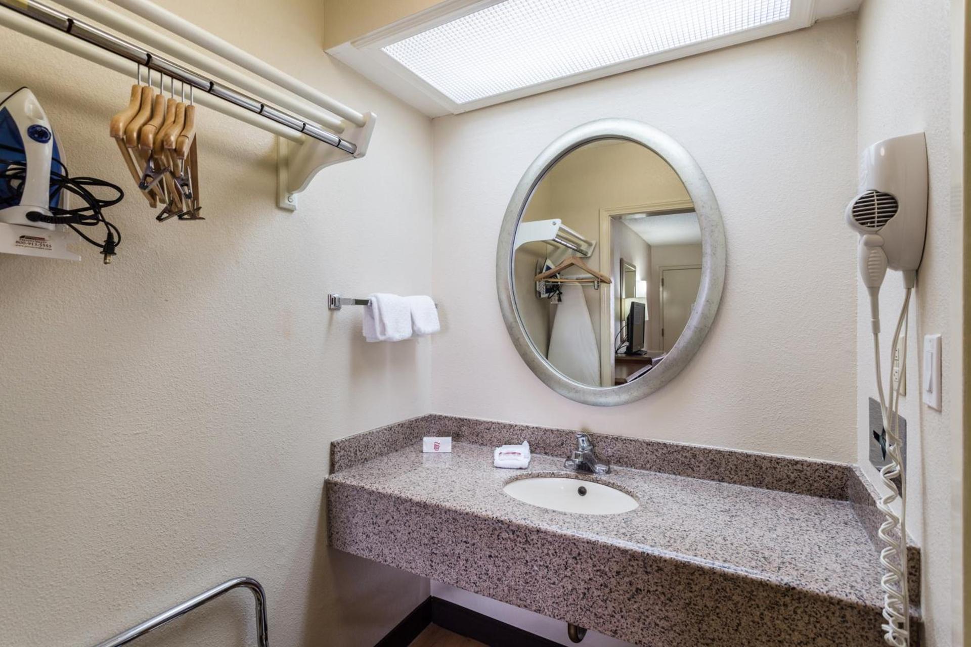 Red Roof Inn Bowling Green photo 31
