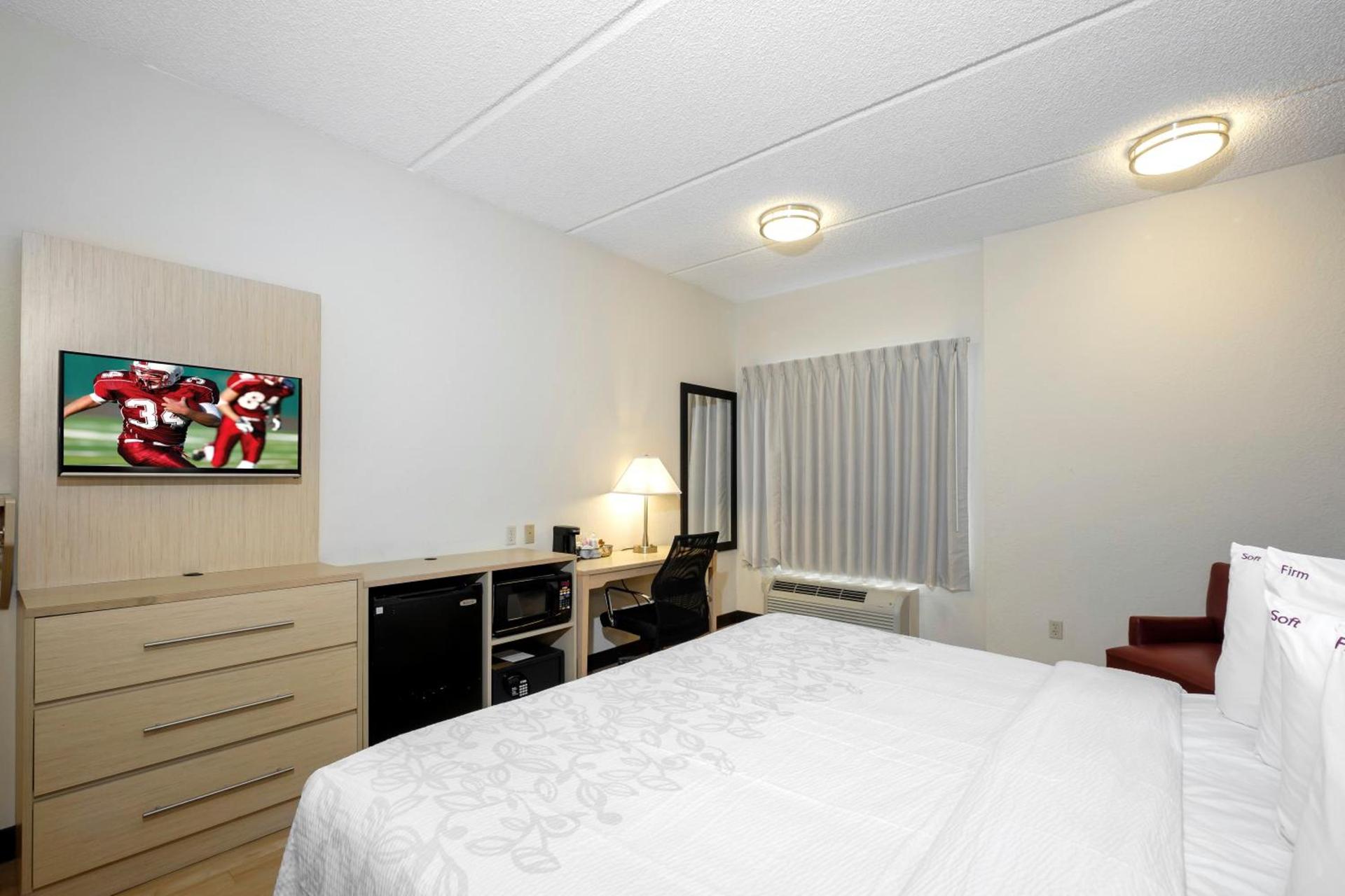 Red Roof Inn PLUS + Gainesville photo 38