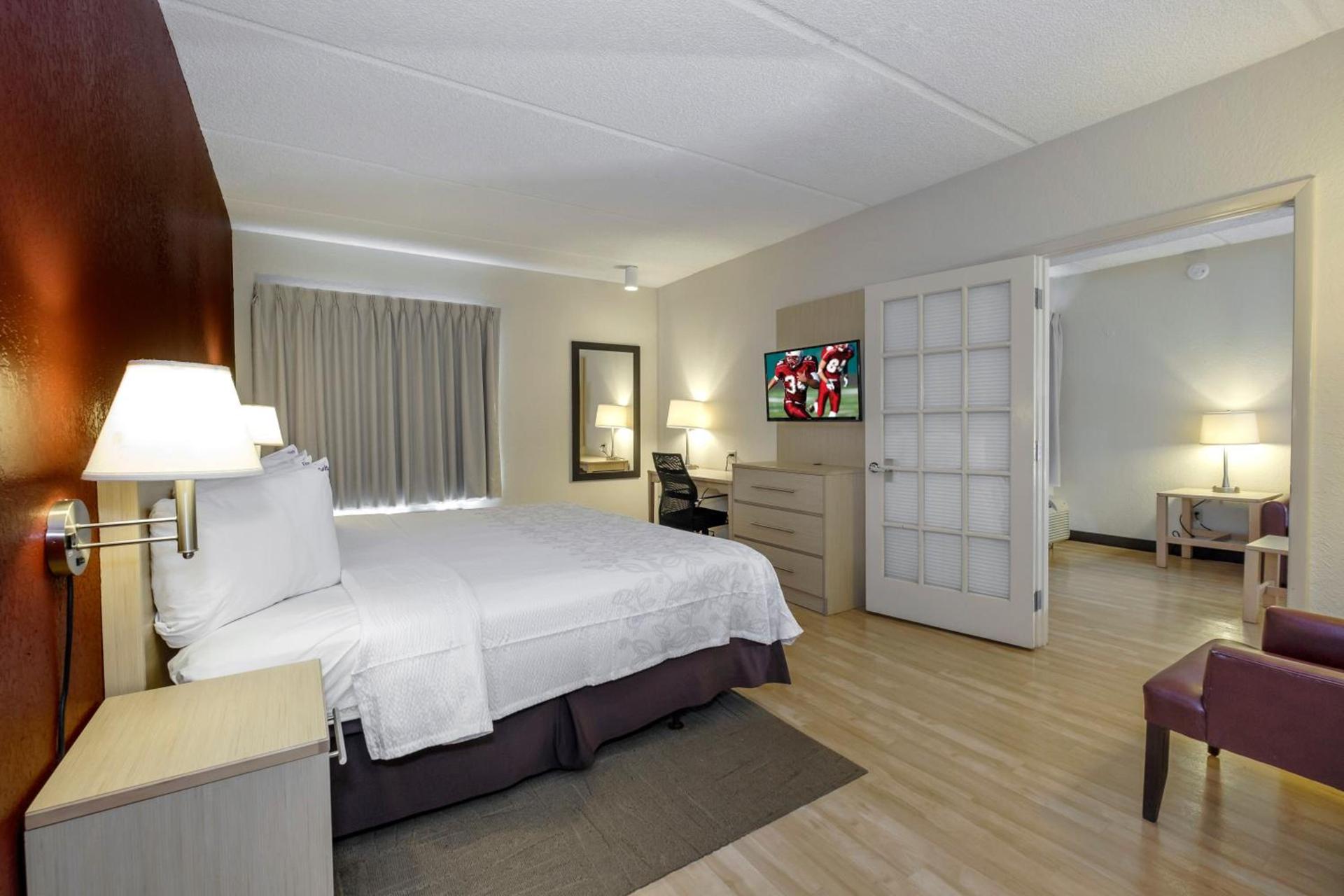 Red Roof Inn PLUS + Gainesville photo 11