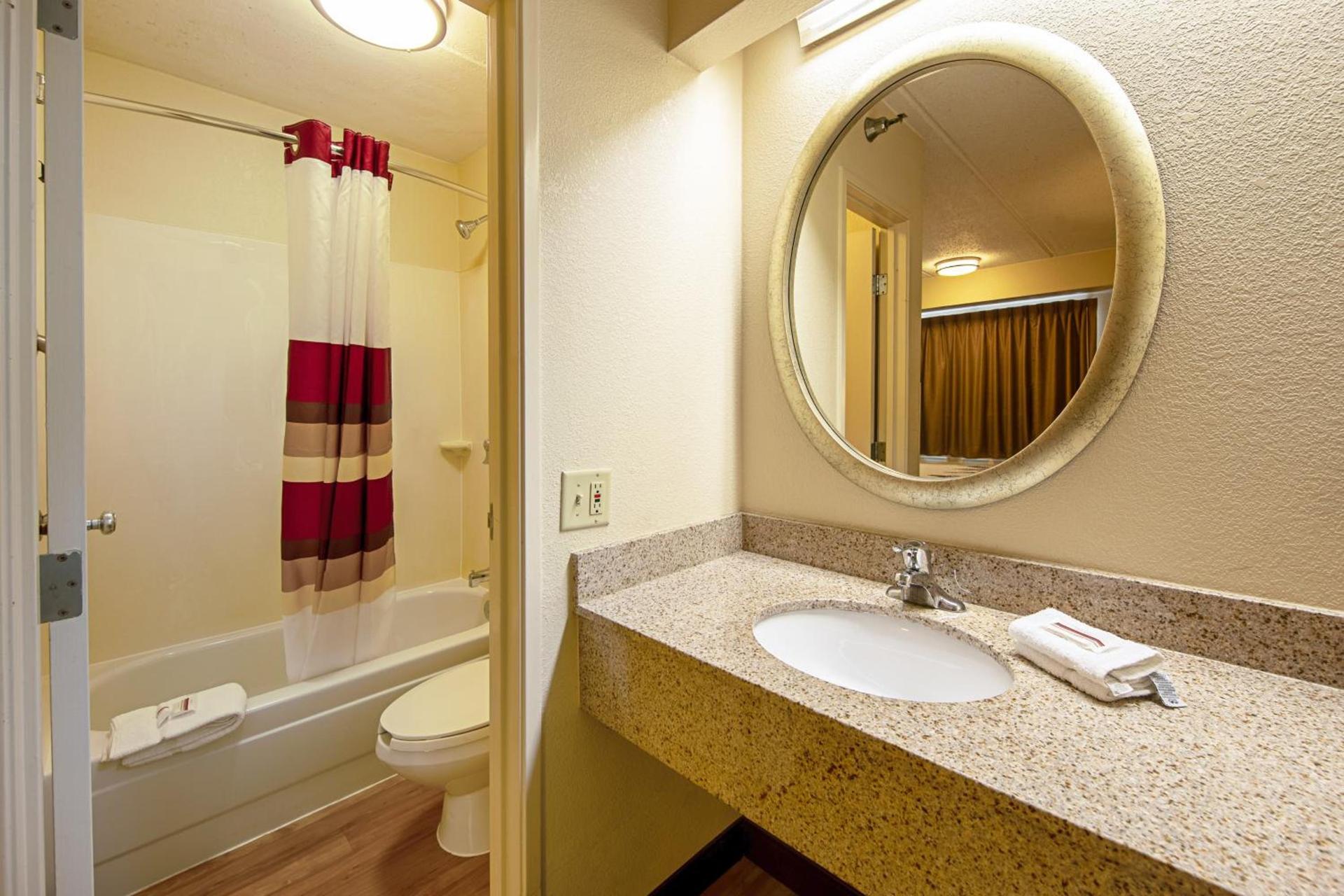 Red Roof Inn Johnson City photo 17